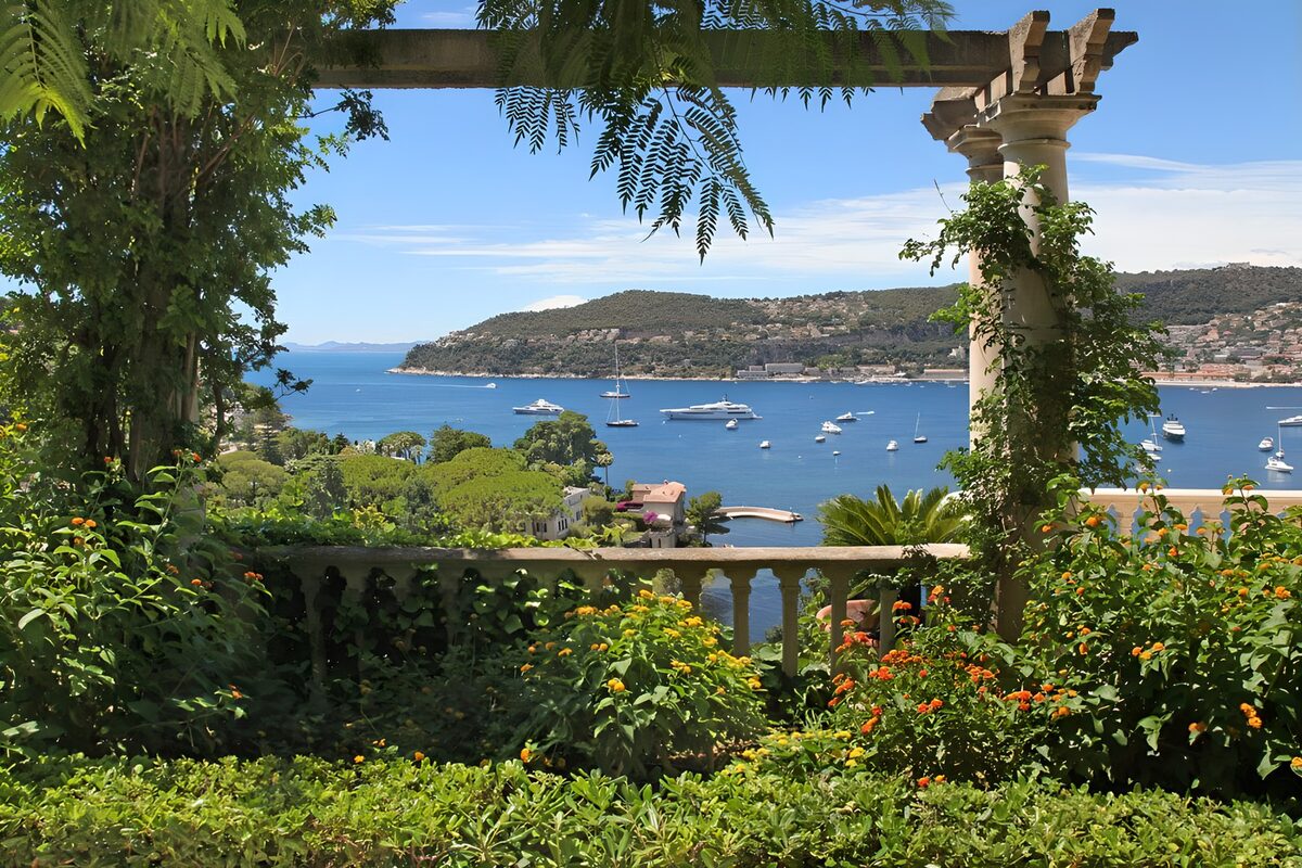 Blühende Terrasse mit Blick auf die Bucht
