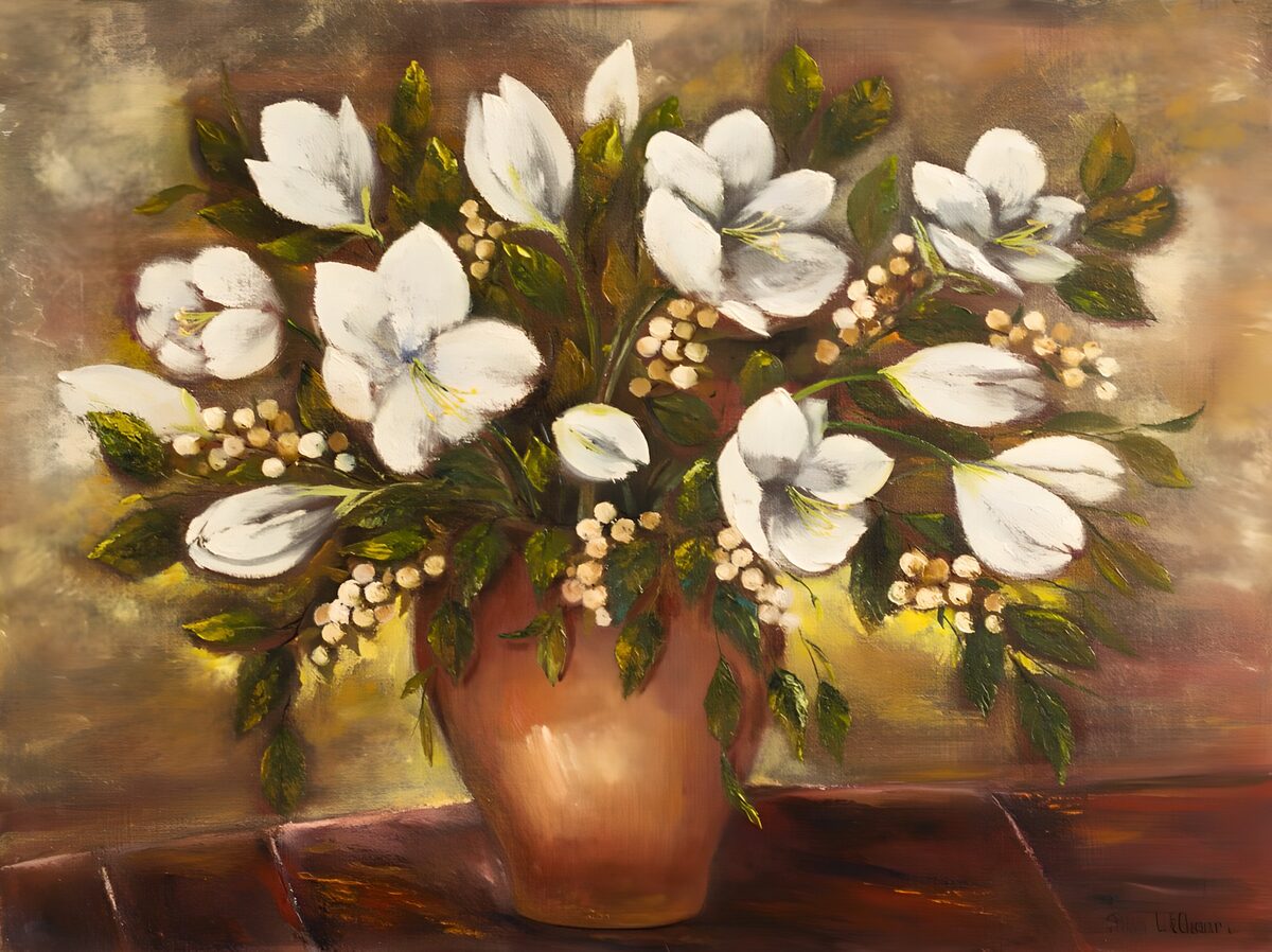 Weiße Blüten in bauchiger brauner Vase