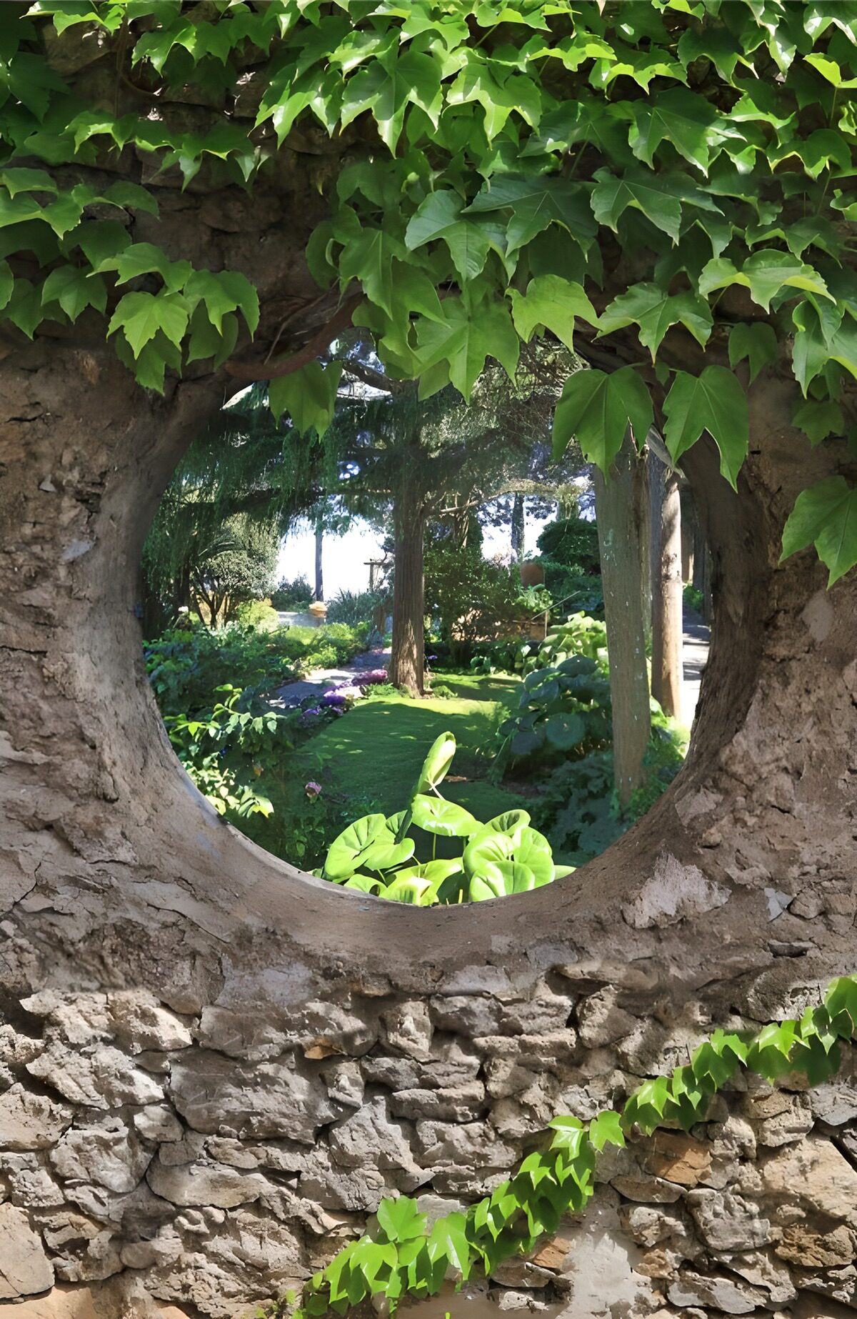 Wo die Mauer dem Garten ein Fenster lässt