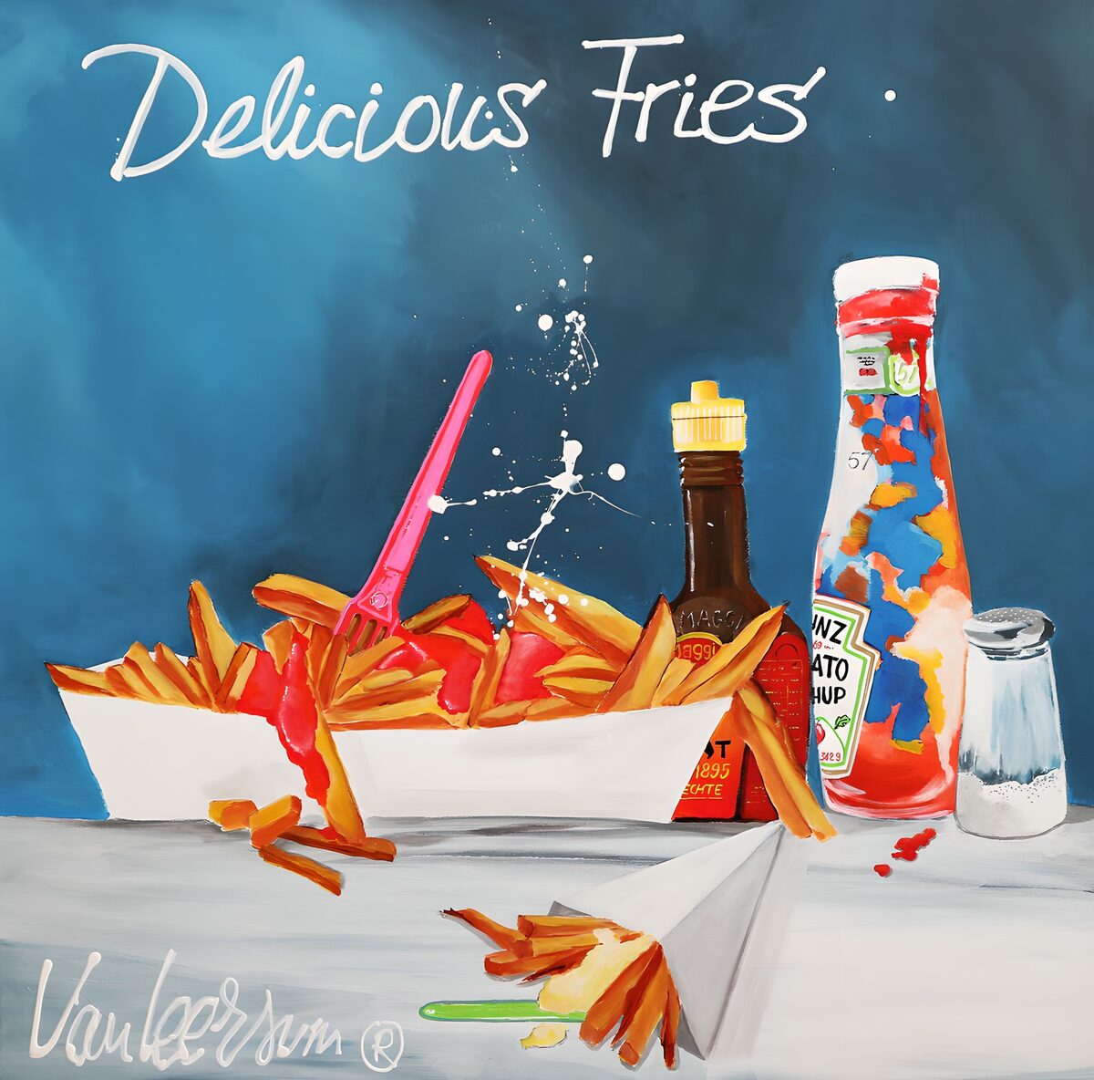 Pommes mit Ketchup vor türkisblauem Grund
