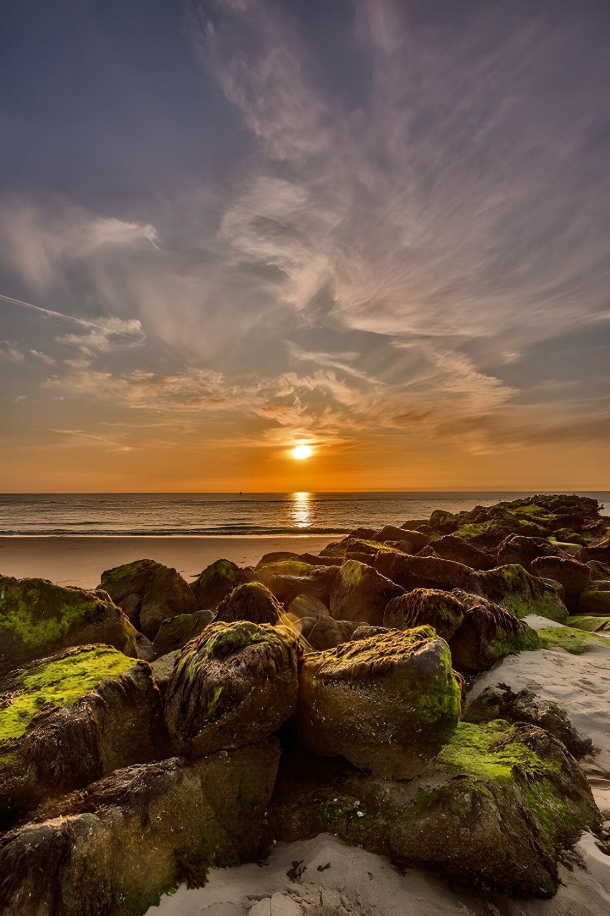 Sonnenuntergang am felsigen Strand