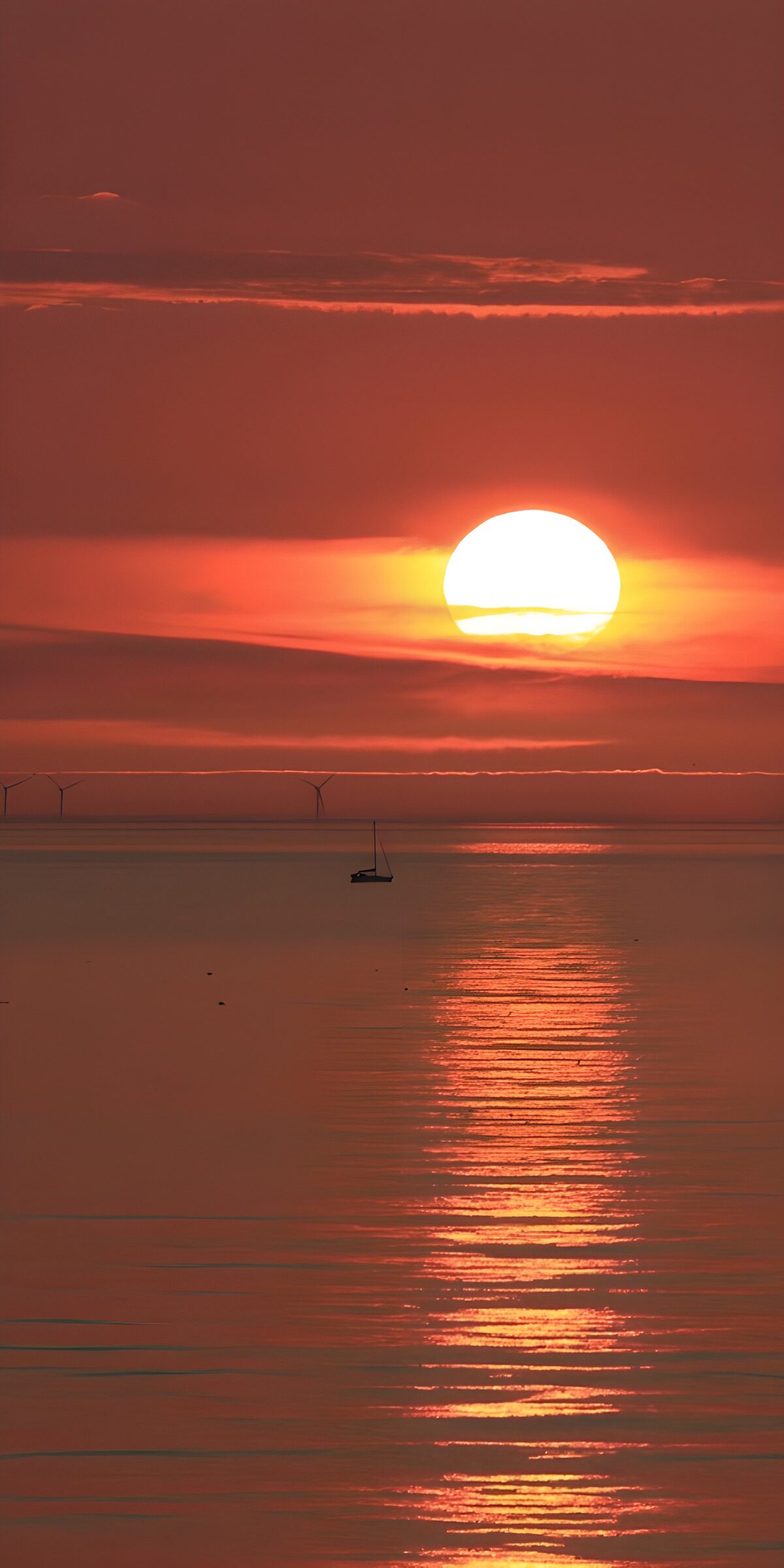 Segelboot vor glühendem Sonnenuntergang
