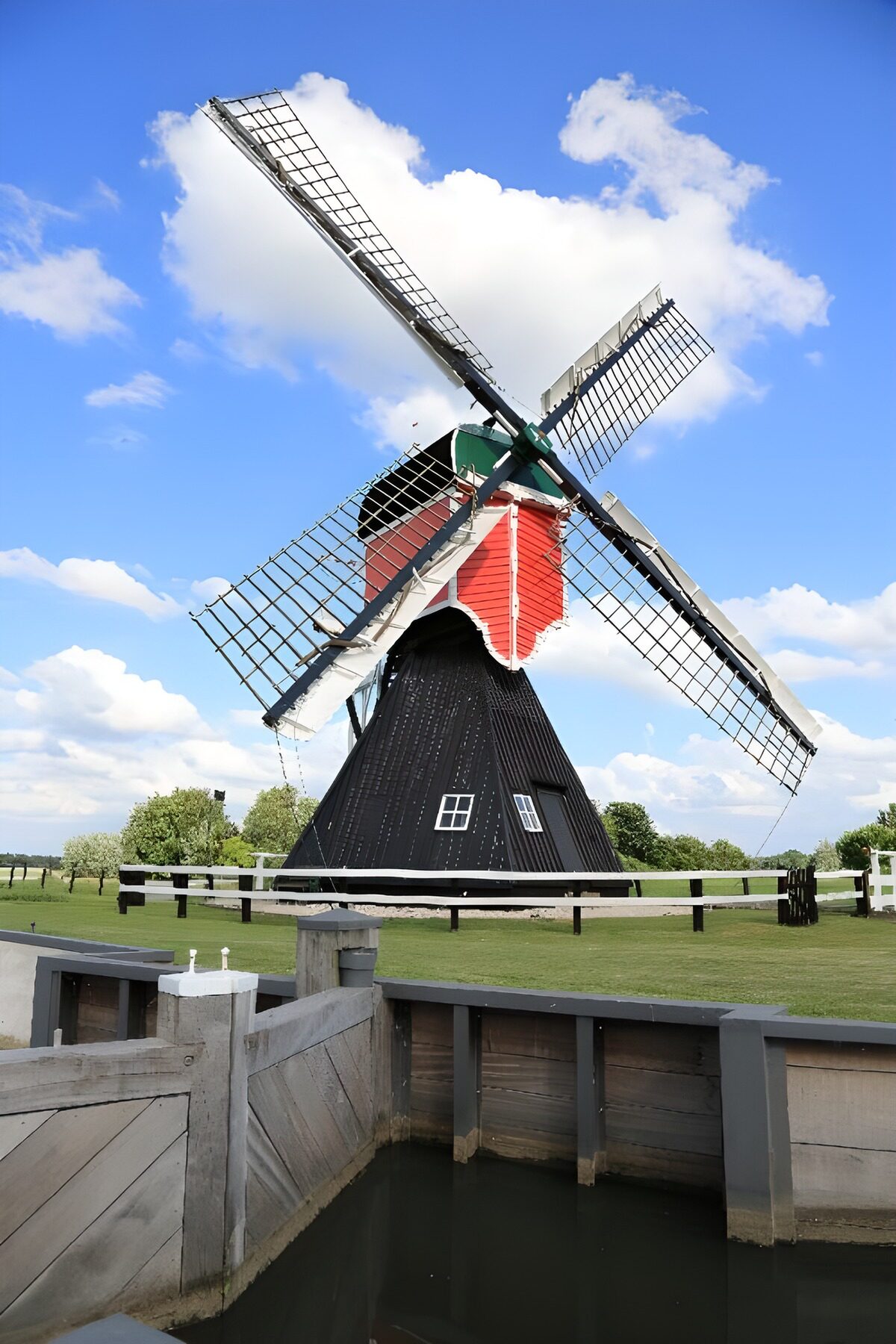 Holländische Windmühle im Sonnenschein