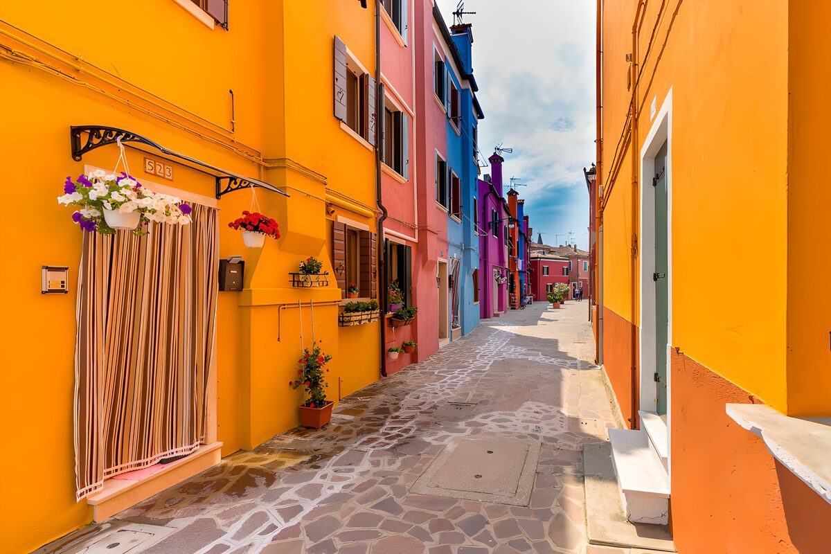 Sonnige Pflastergasse mit bunten Häusern