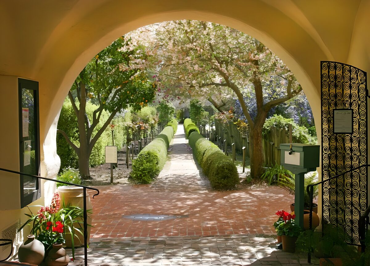 Heller Torbogen zum blühenden Garten