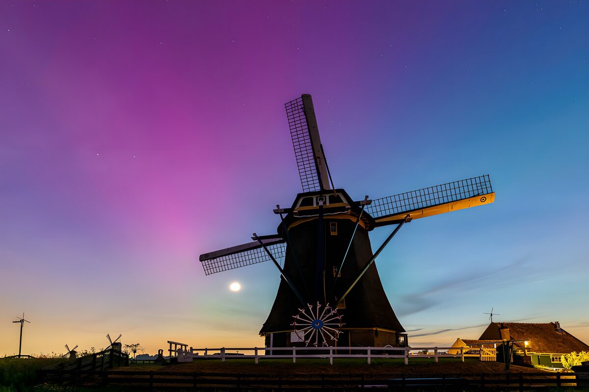 Windmühle unter violettem Abendhimmel