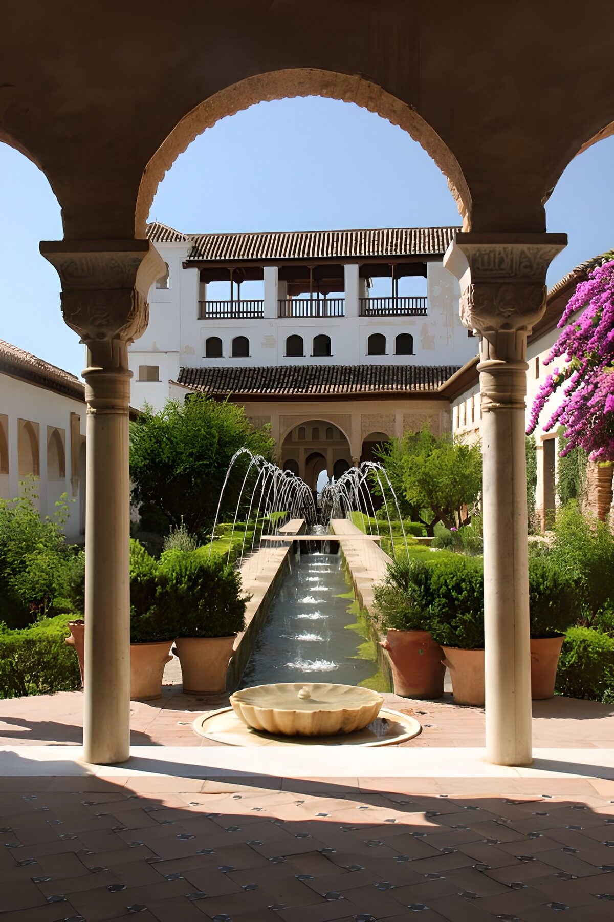 Sonniger Innenhof mit Brunnen und Säulen