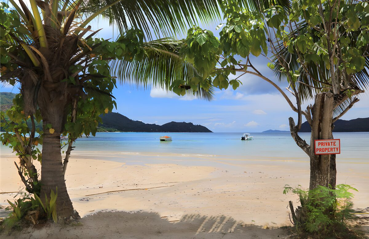 Palmenstrand mit Booten in ruhiger Bucht