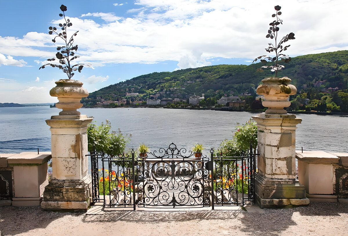 Schmiedeeisernes Gartentor mit Seeblick