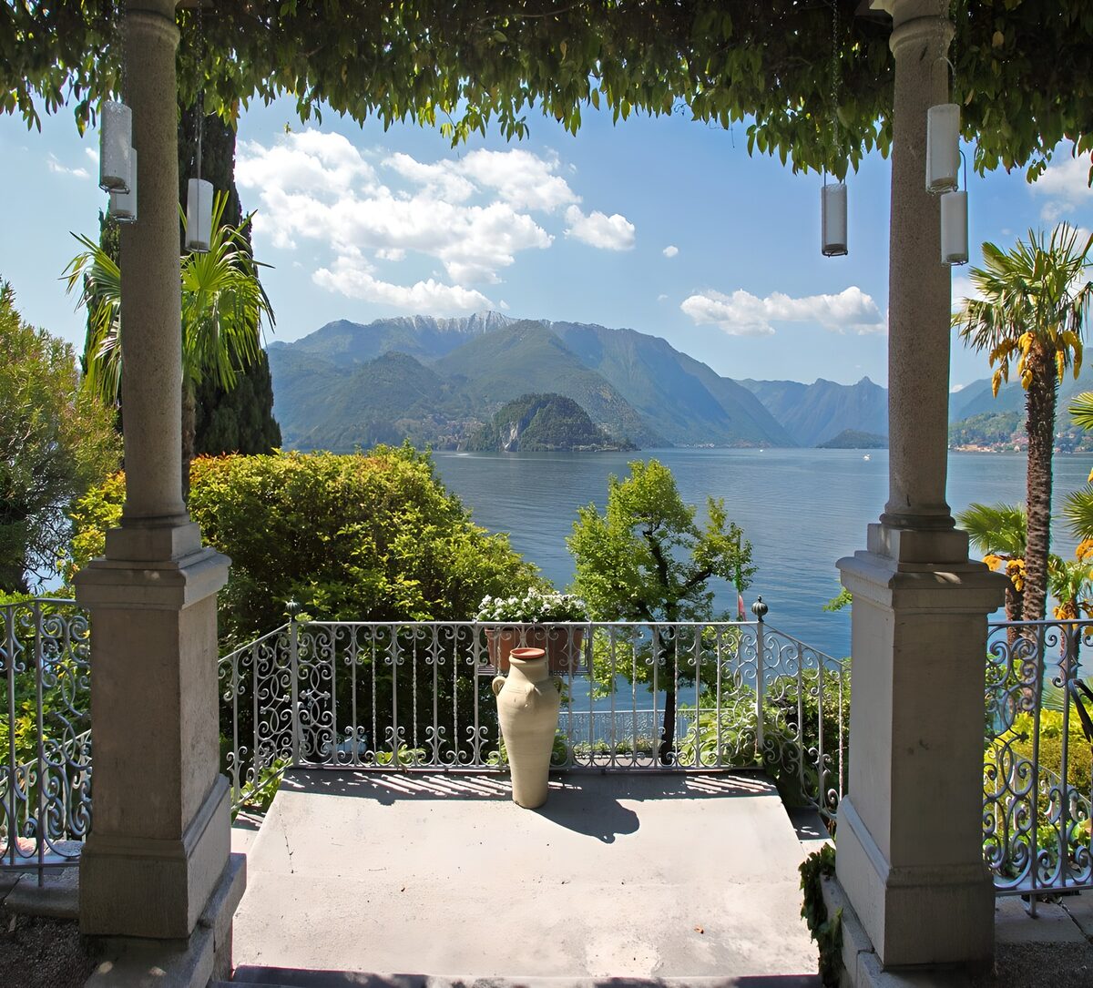 Schattige Terrasse mit weitem Seeblick