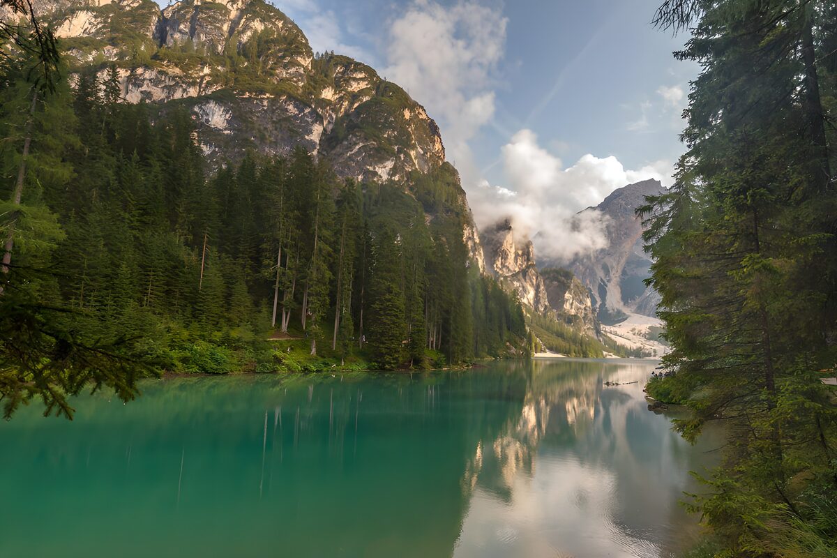 Wo Fels und Wald im Türkis versinken