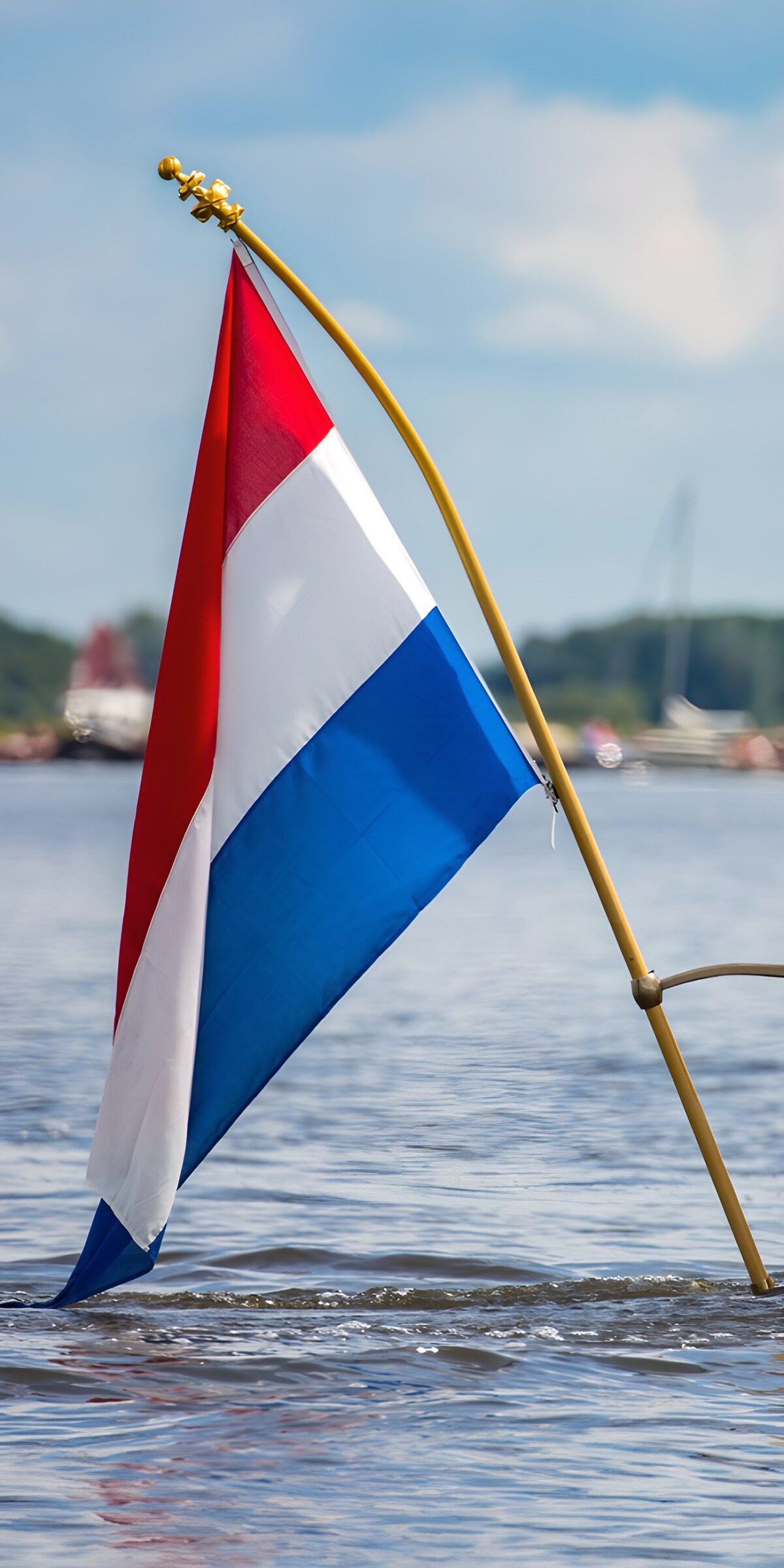Niederländische Flagge über dem Wasser