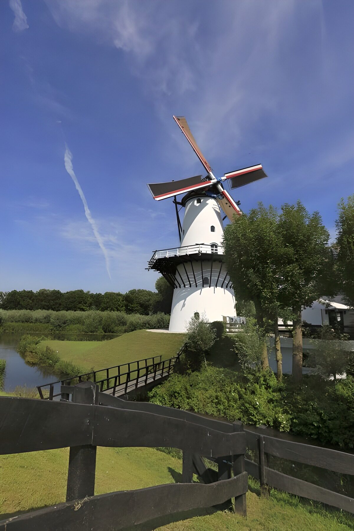 Weiße Windmühle an der kleinen Brücke