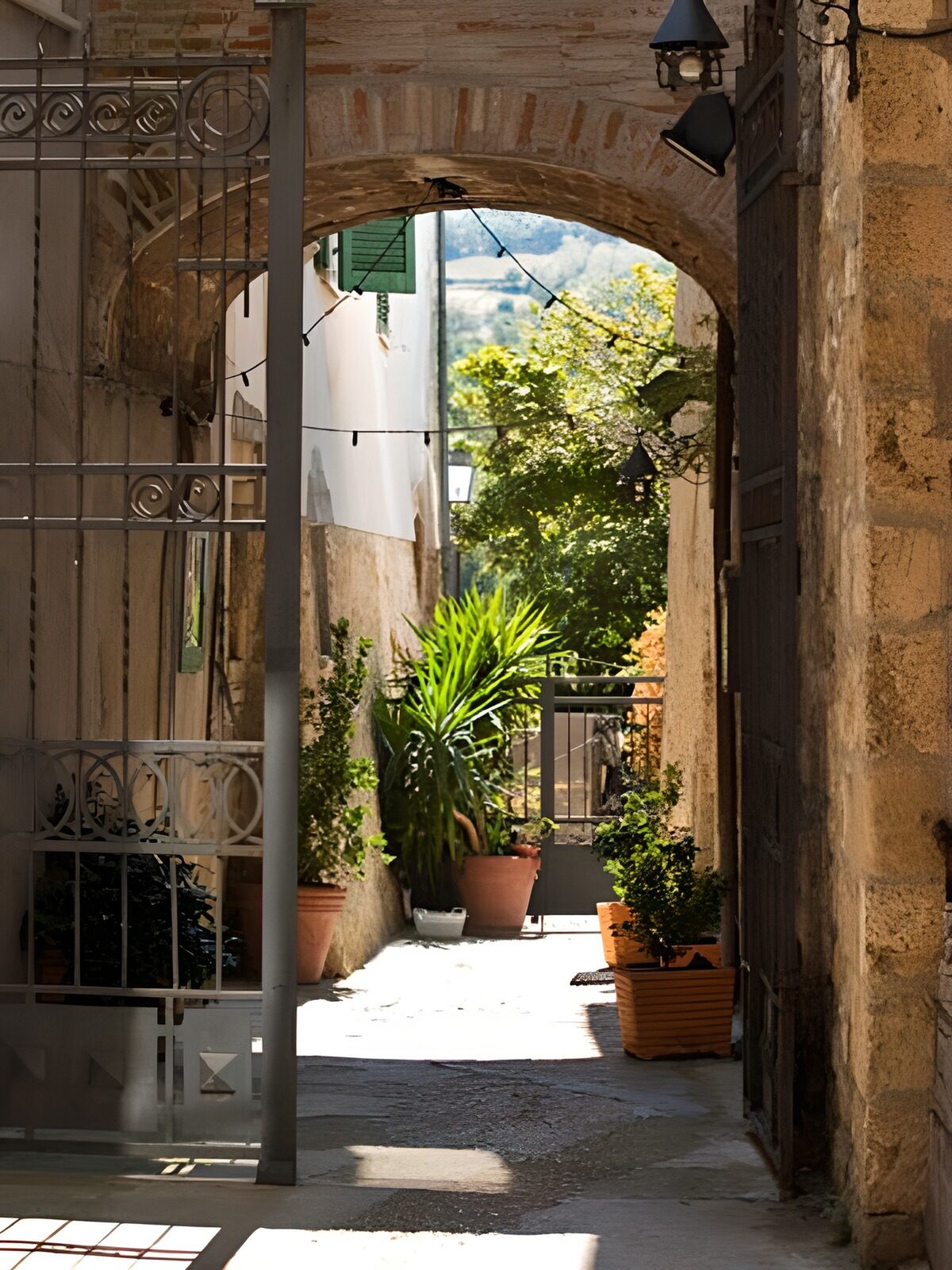 Schmale Gasse hinter dem Steinbogen
