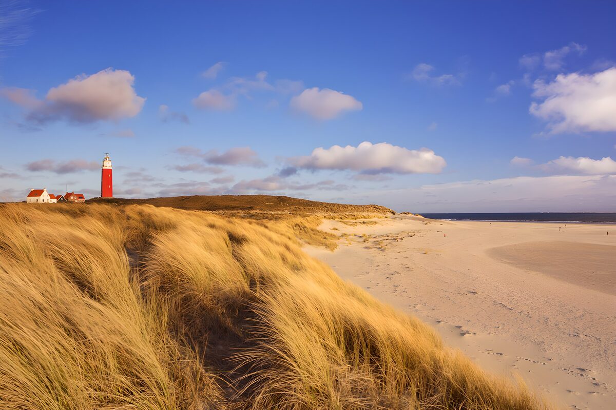 Leuchtturm, Dünen und weiter Strand