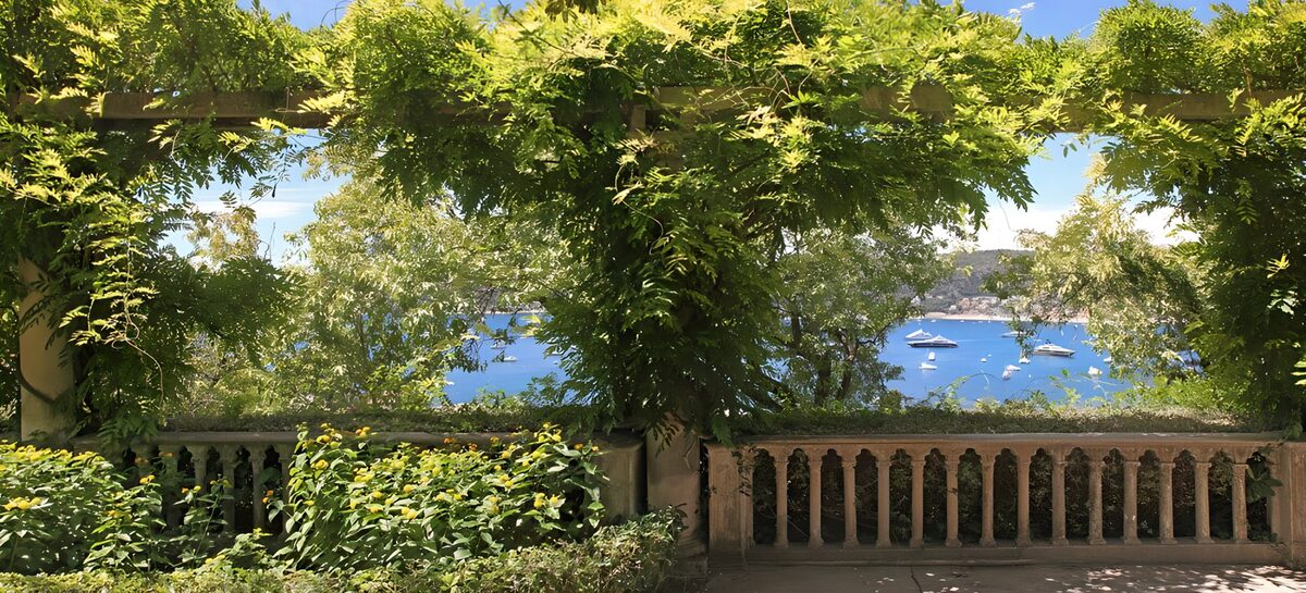 Gartenterrasse mit Blick auf die blaue Bucht