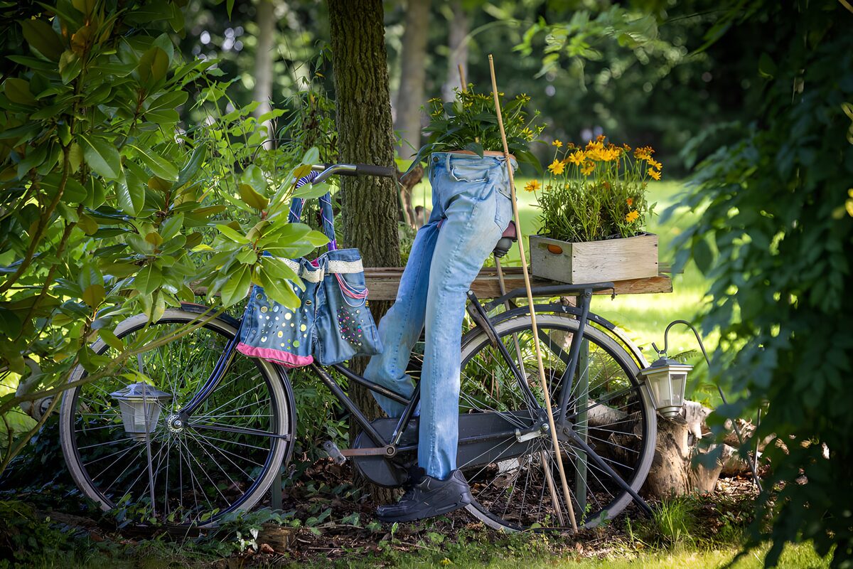 Altes Fahrrad mit Jeans und gelben Blumen