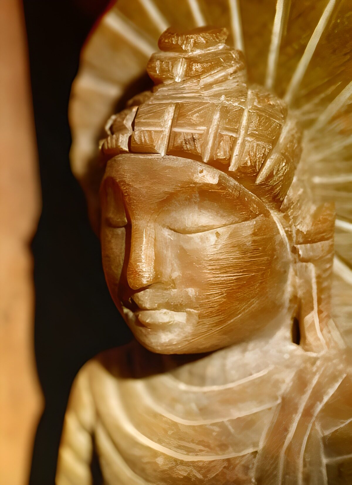 Buddhafigur in warmem Goldlicht