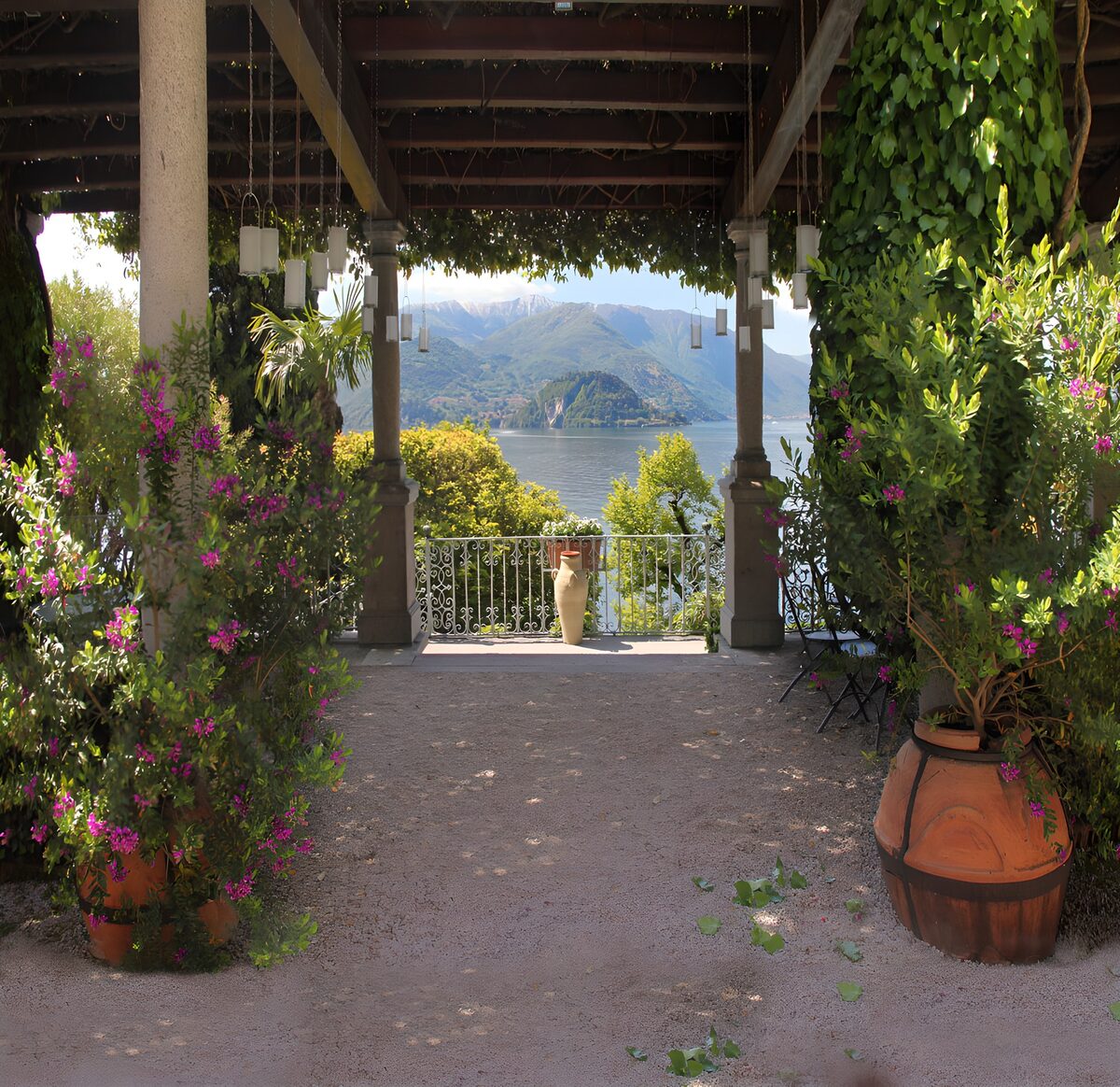 Schattige Pergola mit See- und Bergblick