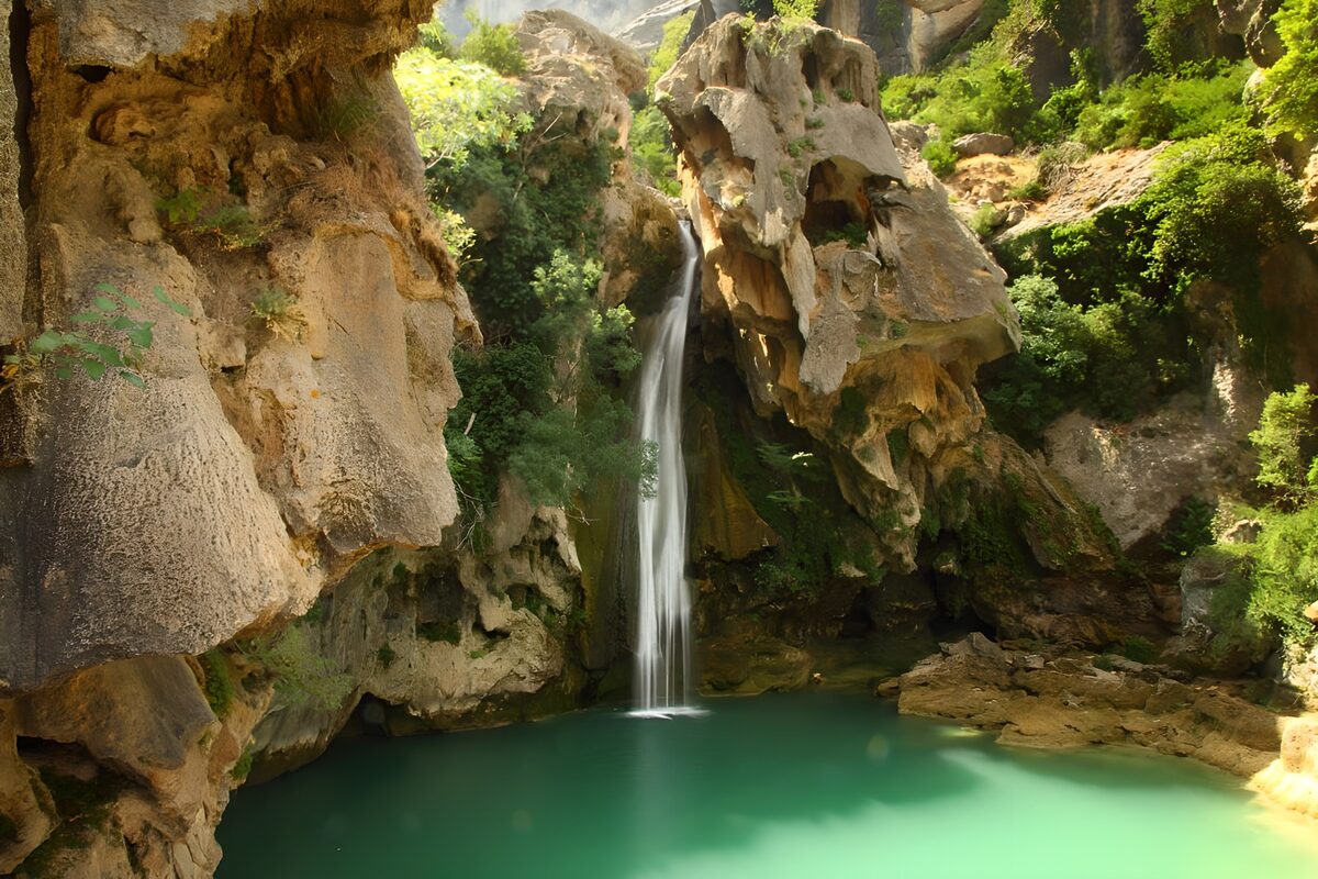 Wasserfall über türkisgrünem Felsbecken