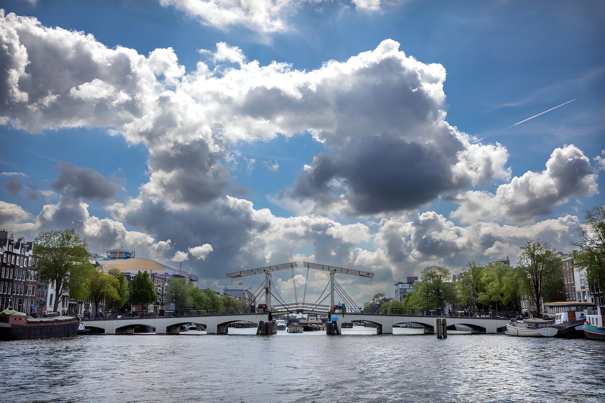 Weiße Zugbrücke unter blauem Himmel