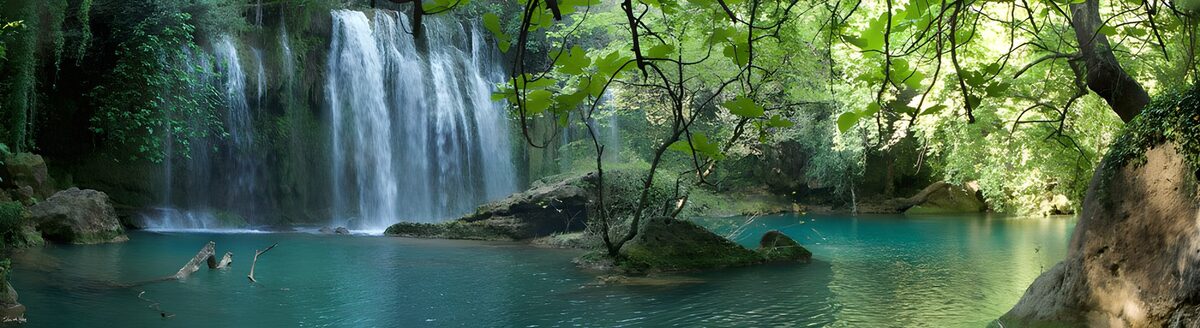 Wasserfall am türkisgrünen Waldpool