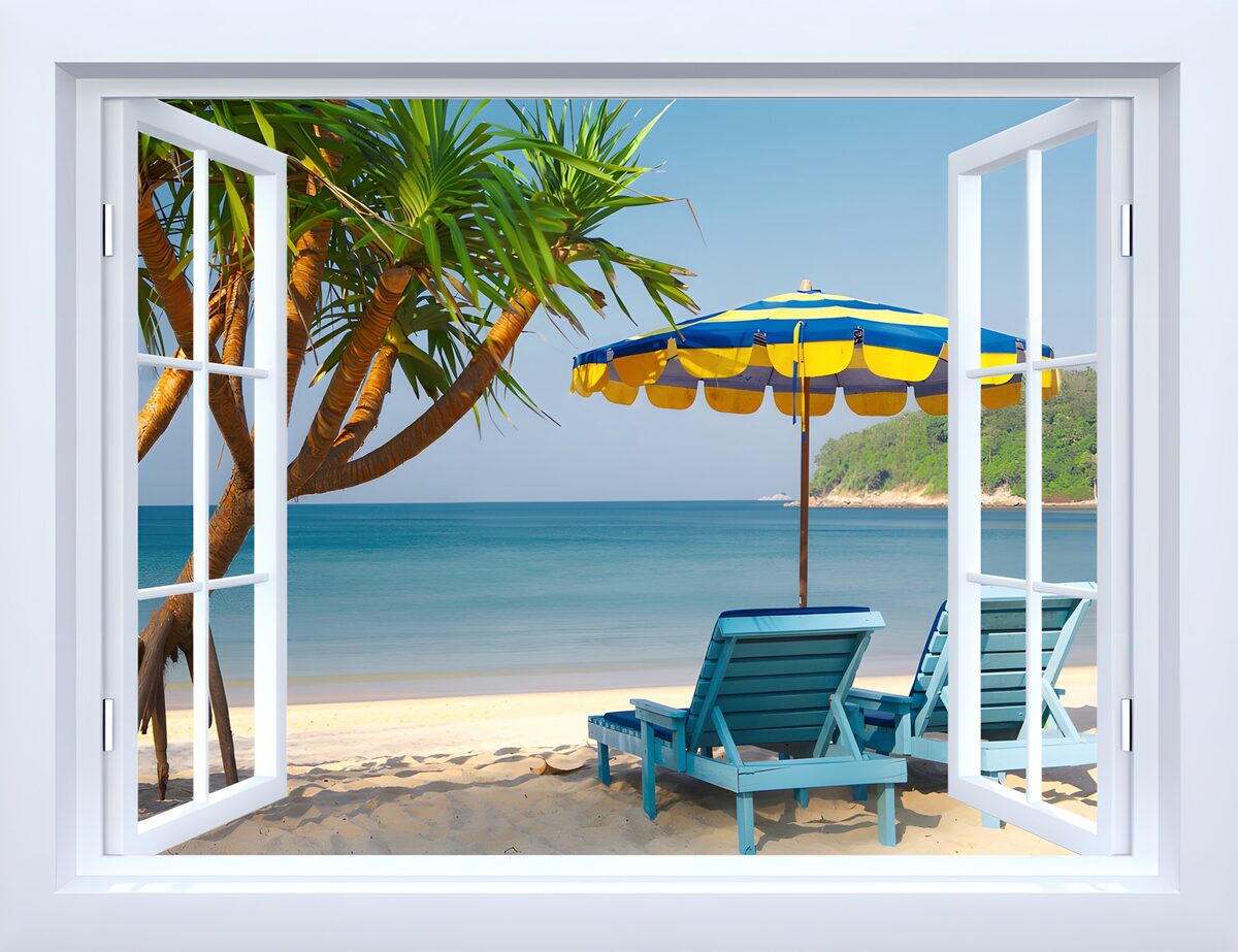 Offenes Fenster zum Strand mit Liegestühlen