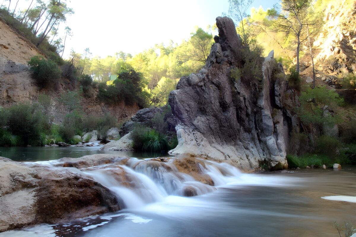 Wildes Wasser zwischen Waldfelsen