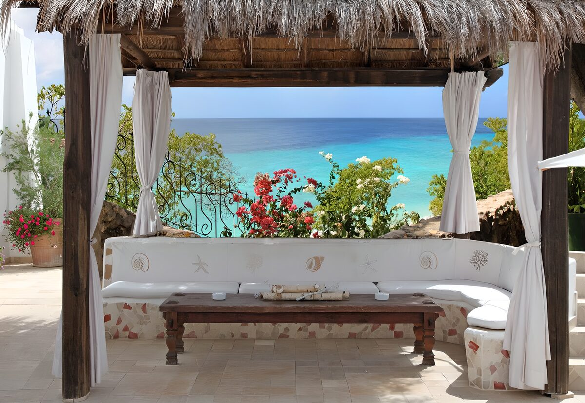 Überdachte Terrasse am türkisblauen Meer