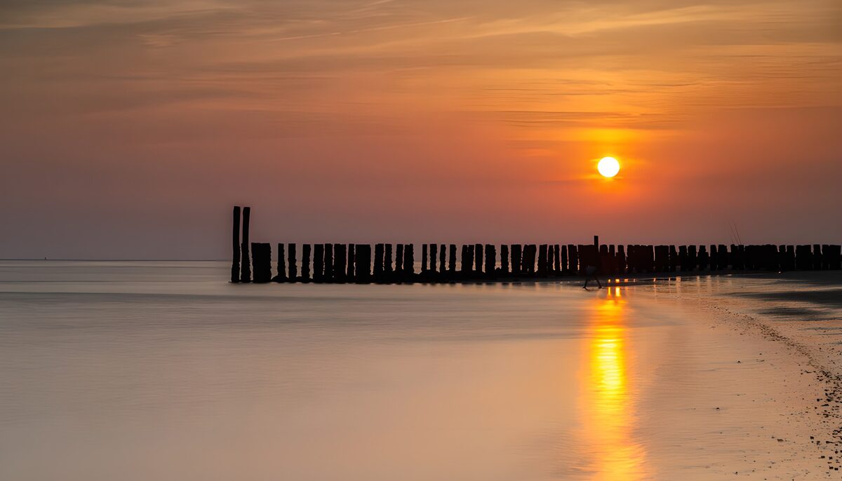 Holzbuhne vor tief stehender Sonne
