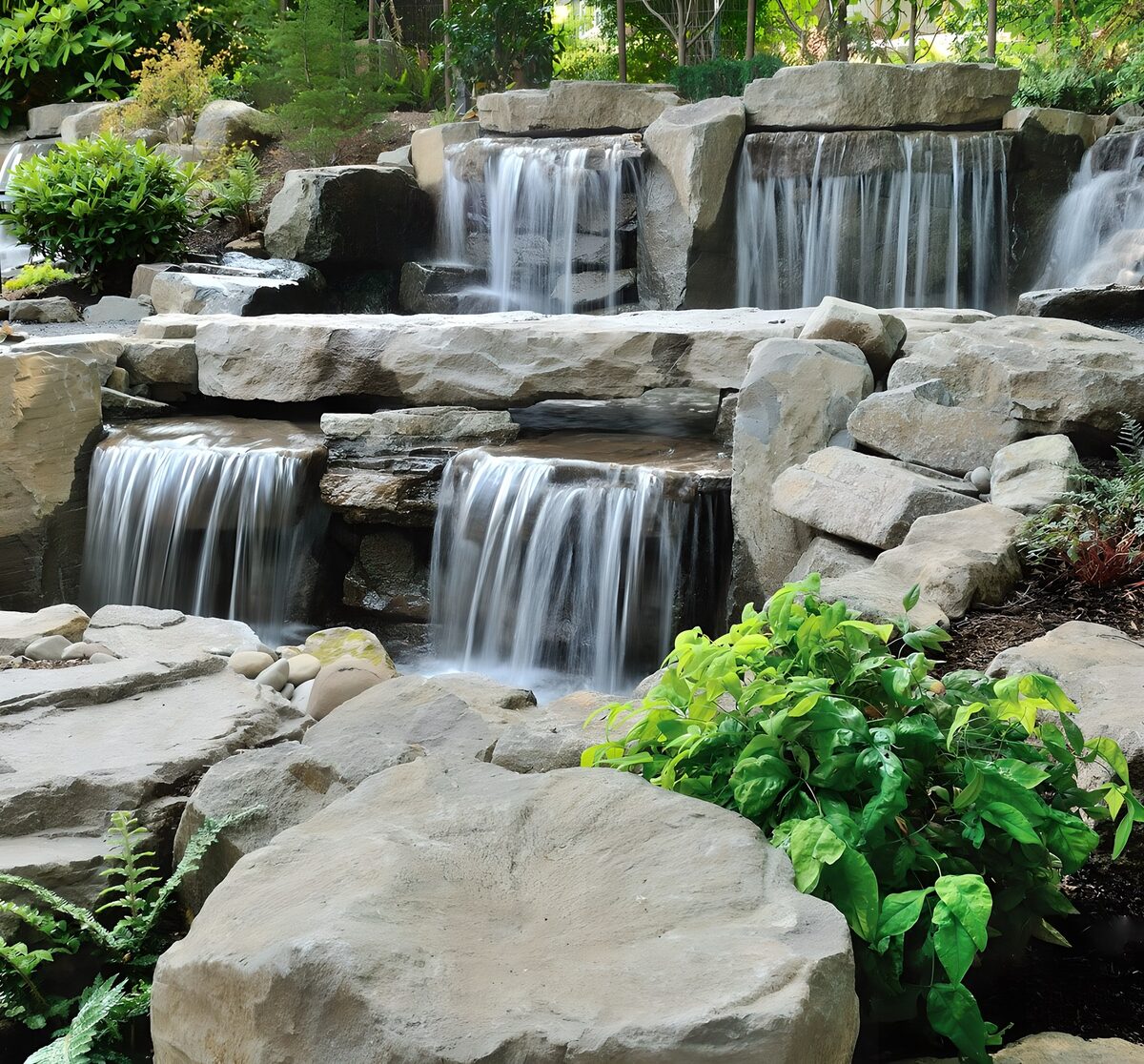 Gartenwasserfall über helle Felsen