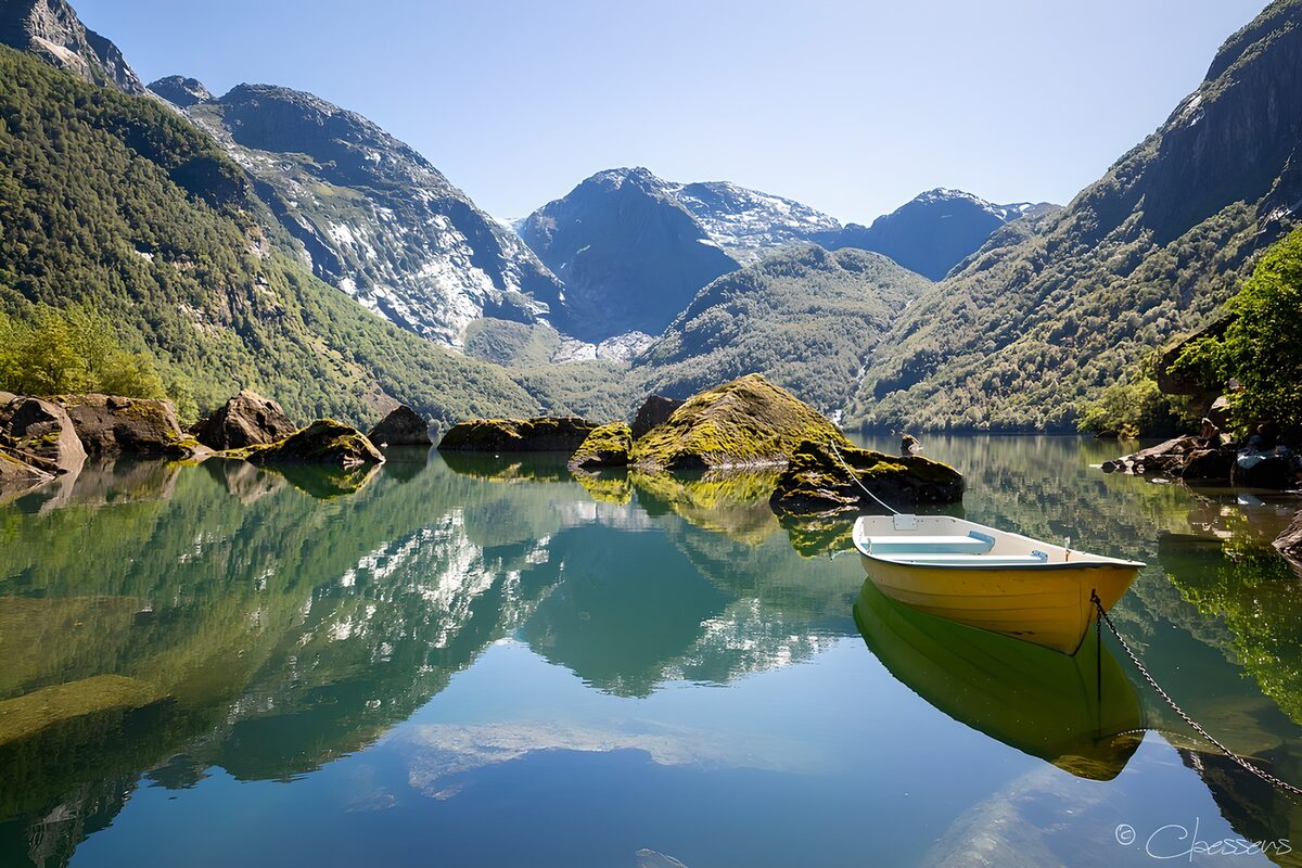 Gelbes Boot auf spiegelglattem Bergsee