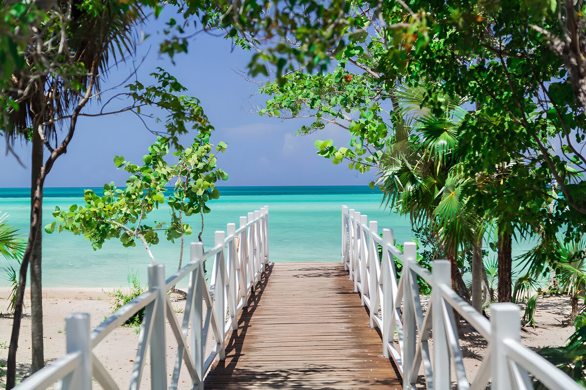 Holzsteg zum türkisblauen Meer