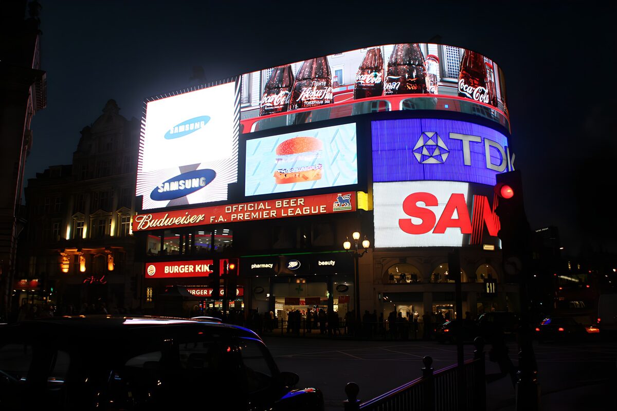 Londons Leuchtreklame bei Nacht