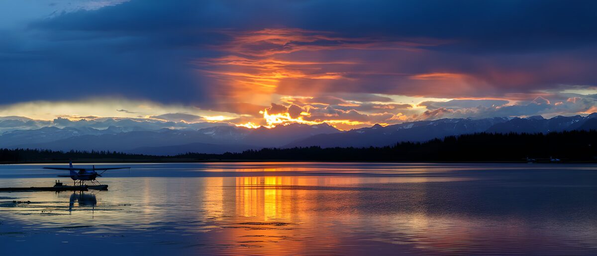 Wasserflugzeug auf dem See im Abendlicht
