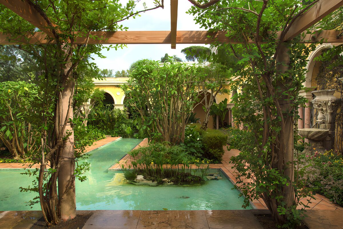 Gartenhof mit türkisblauen Wasserläufen