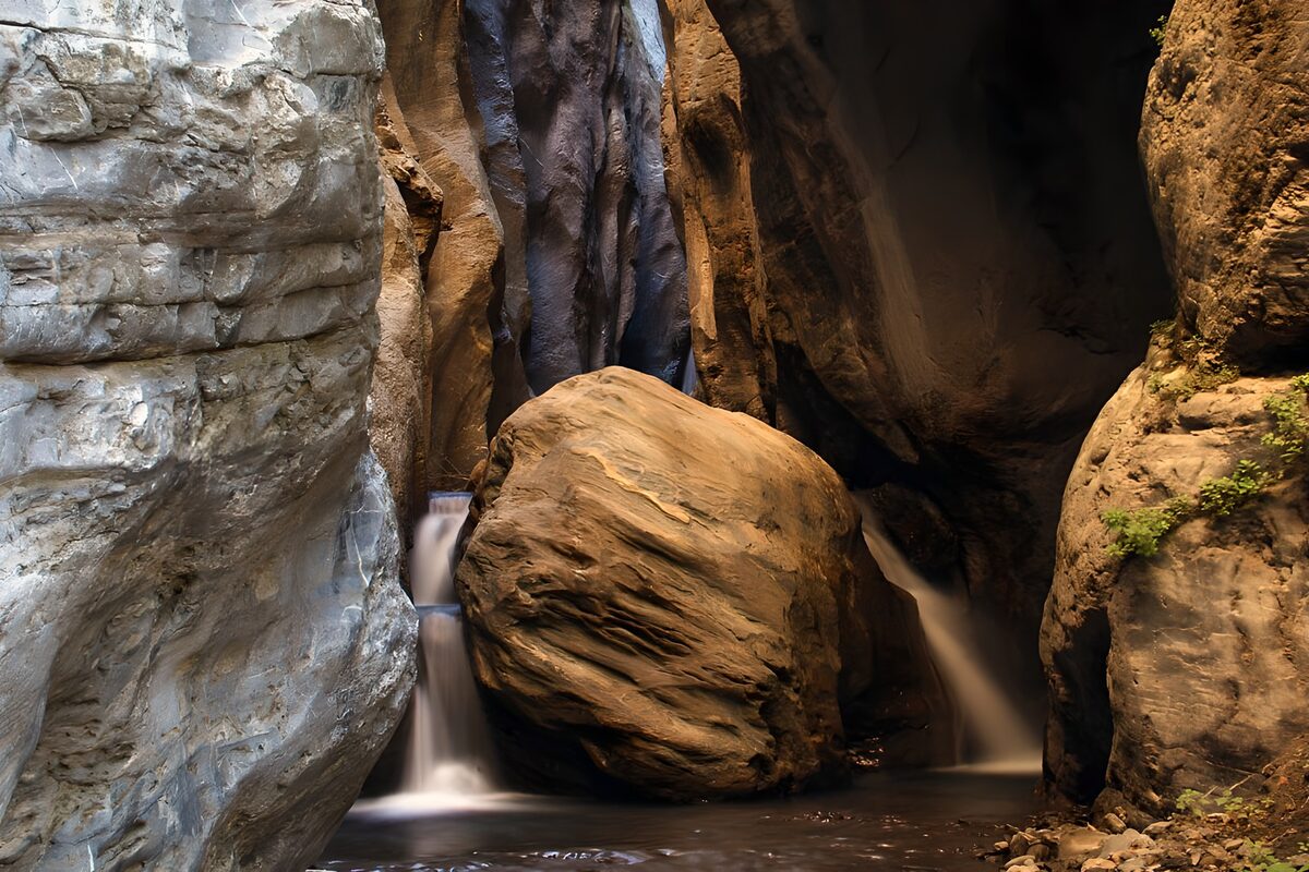 Felsblock zwischen kleinen Wasserfällen