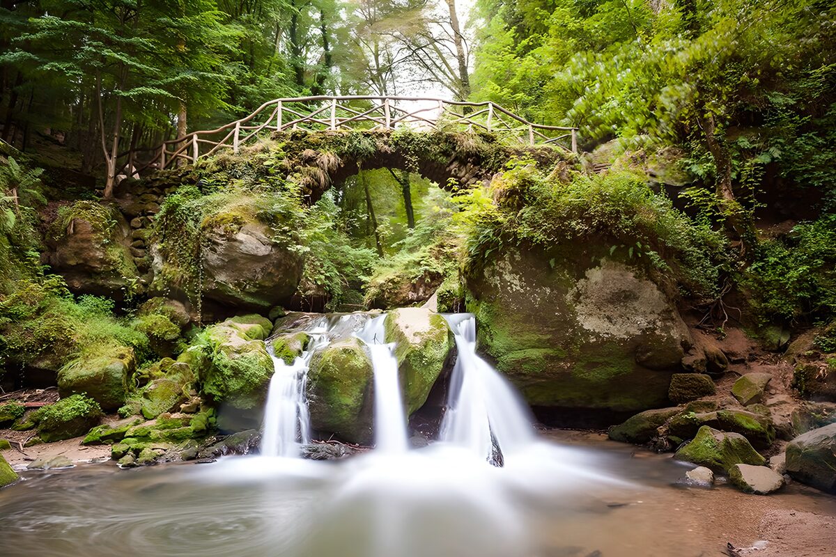 Wasserfall unter der Waldbrücke