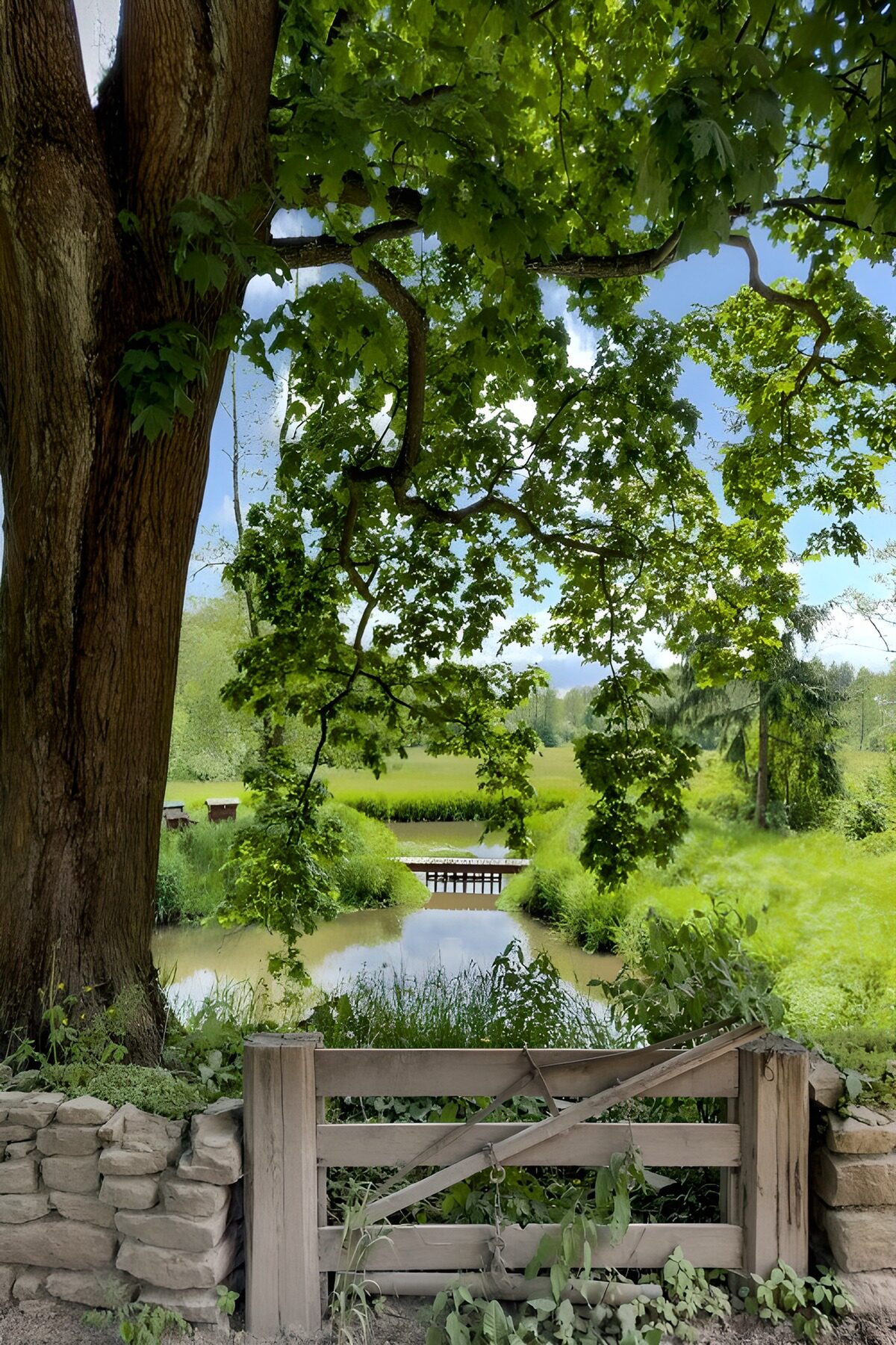 Holztor am Bach im sommerlichen Grün