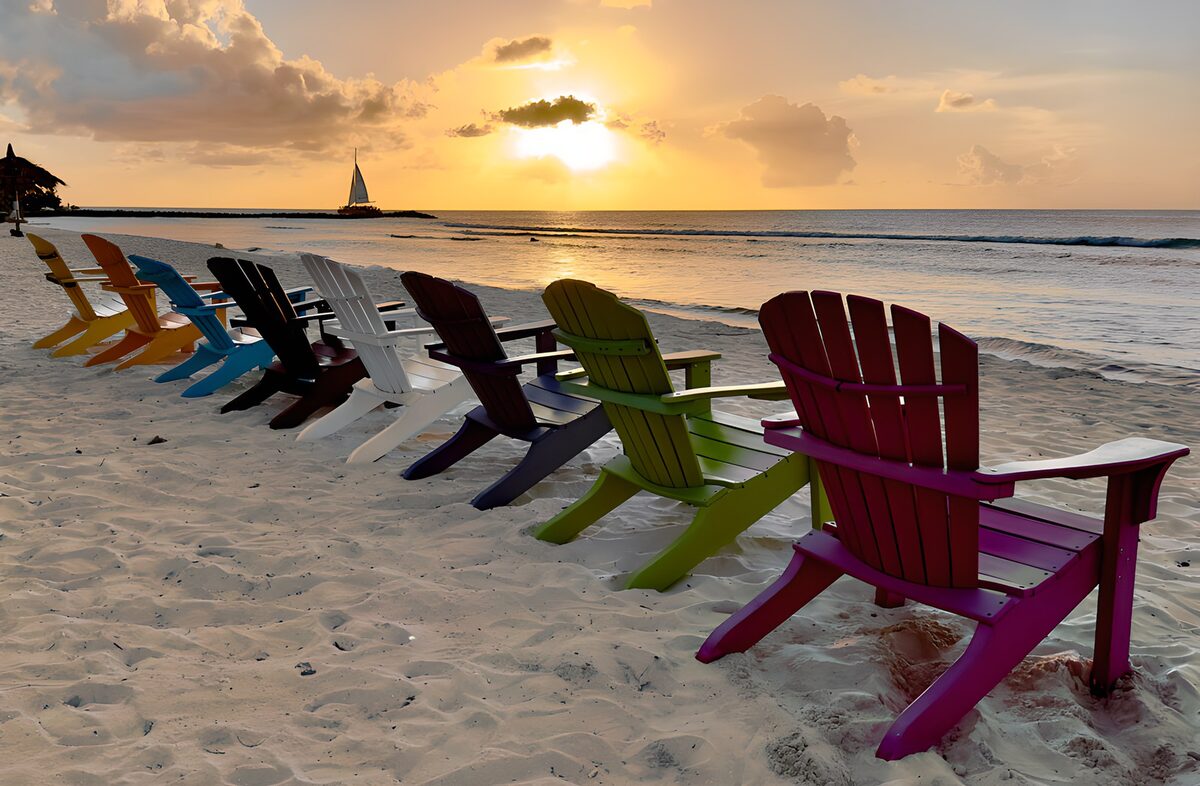 Bunte Strandstühle im Abendlicht