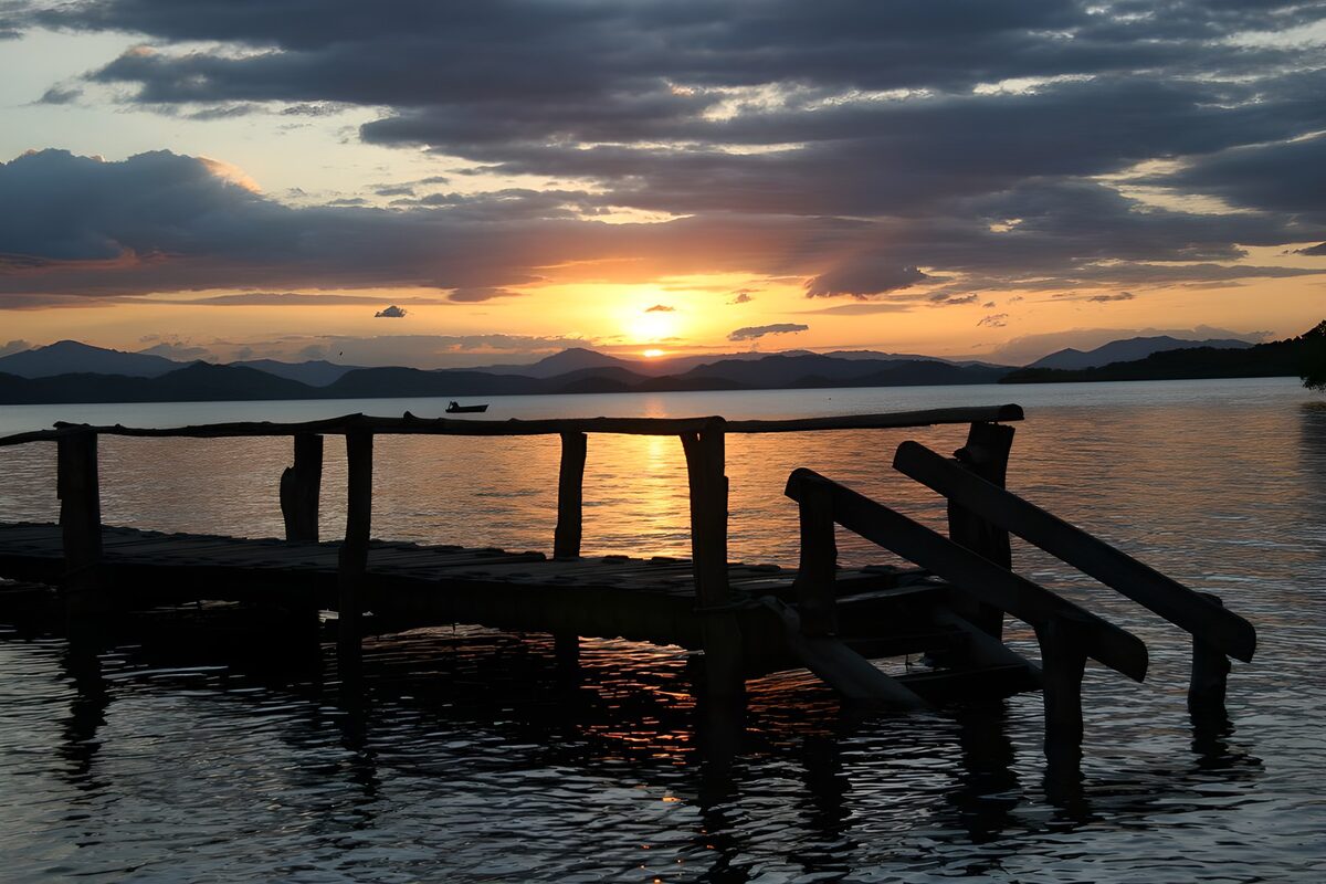 Holzsteg am See im Sonnenuntergang