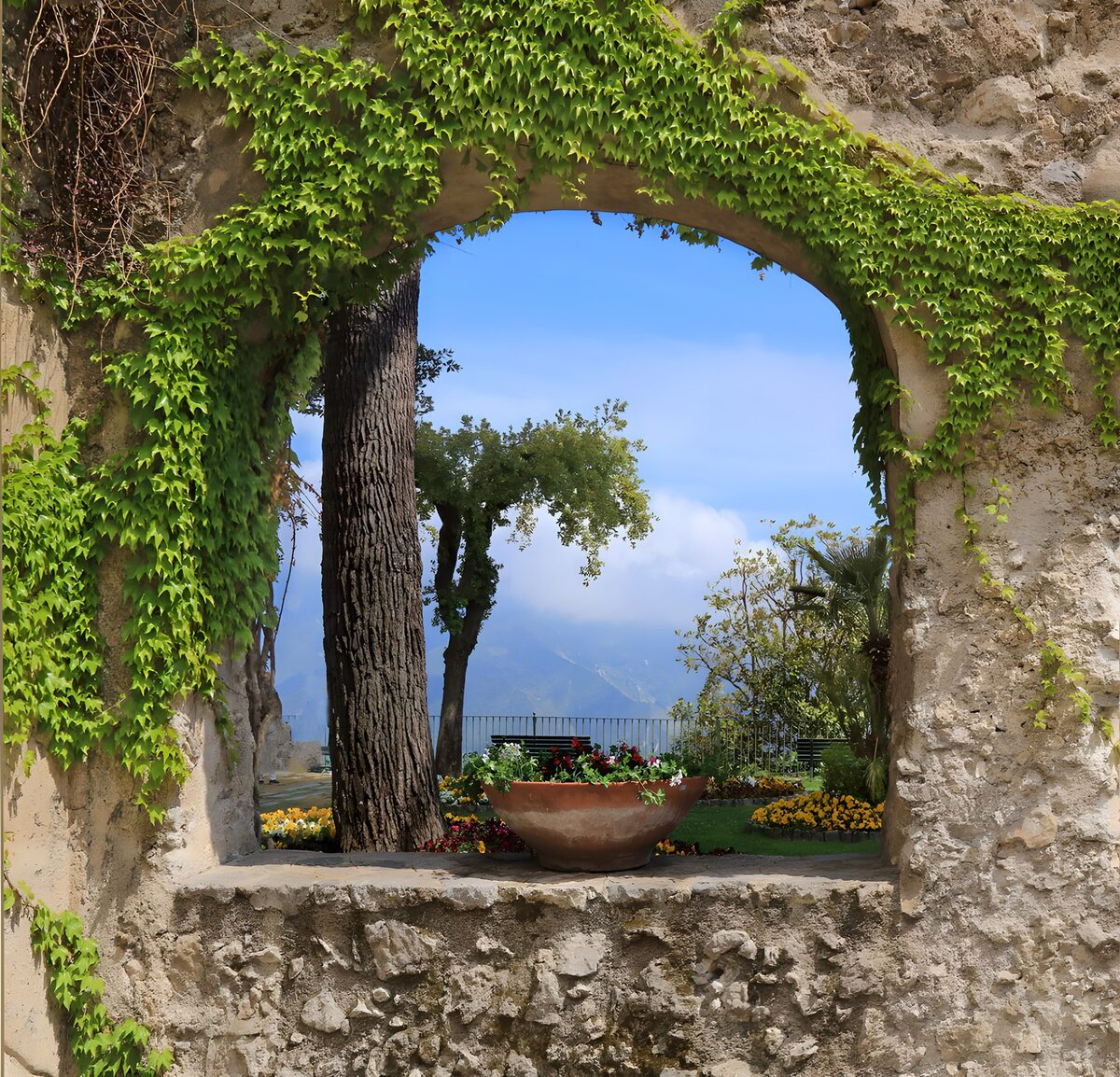 Sonniger Gartenblick durch den Steinbogen