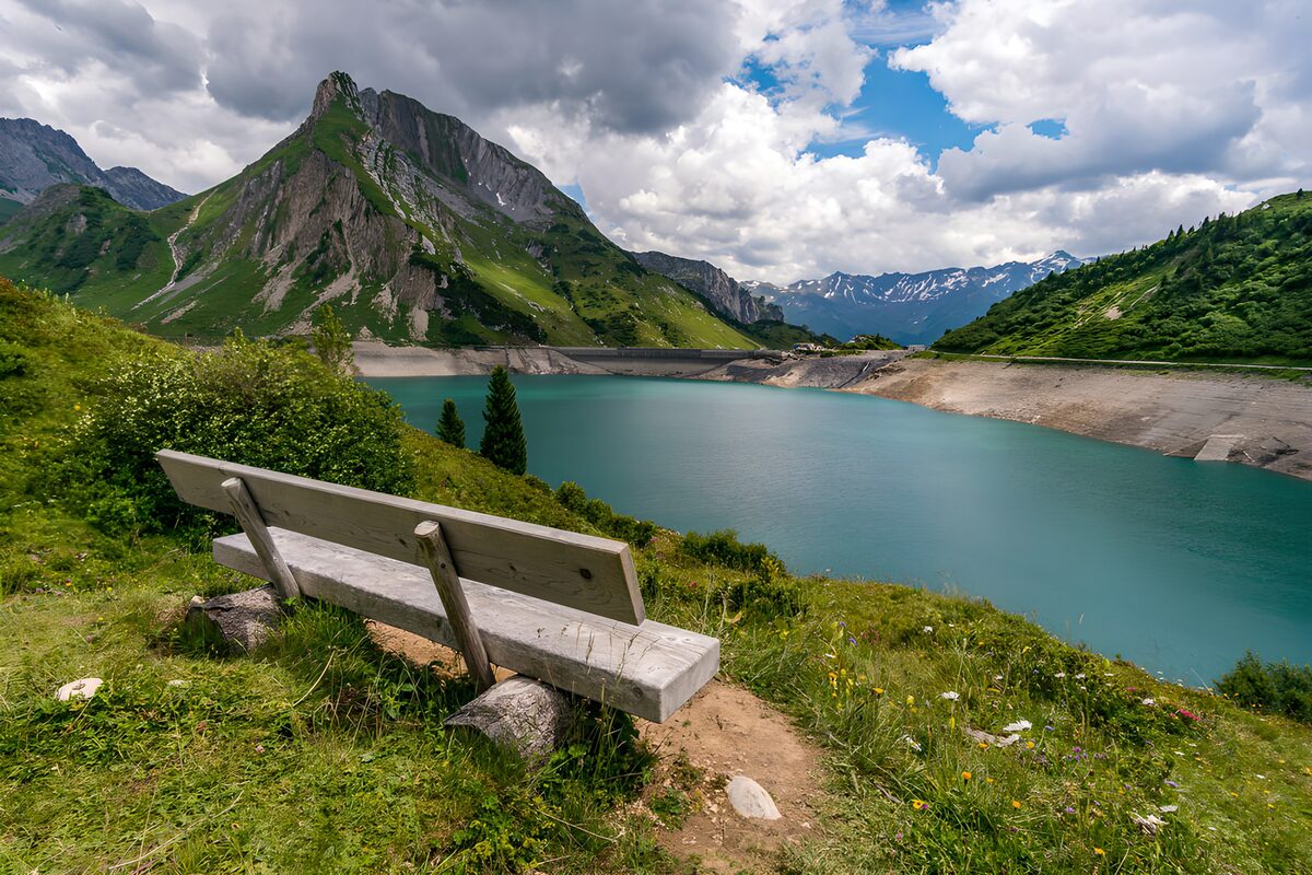 Rastplatz am türkisblauen Bergsee