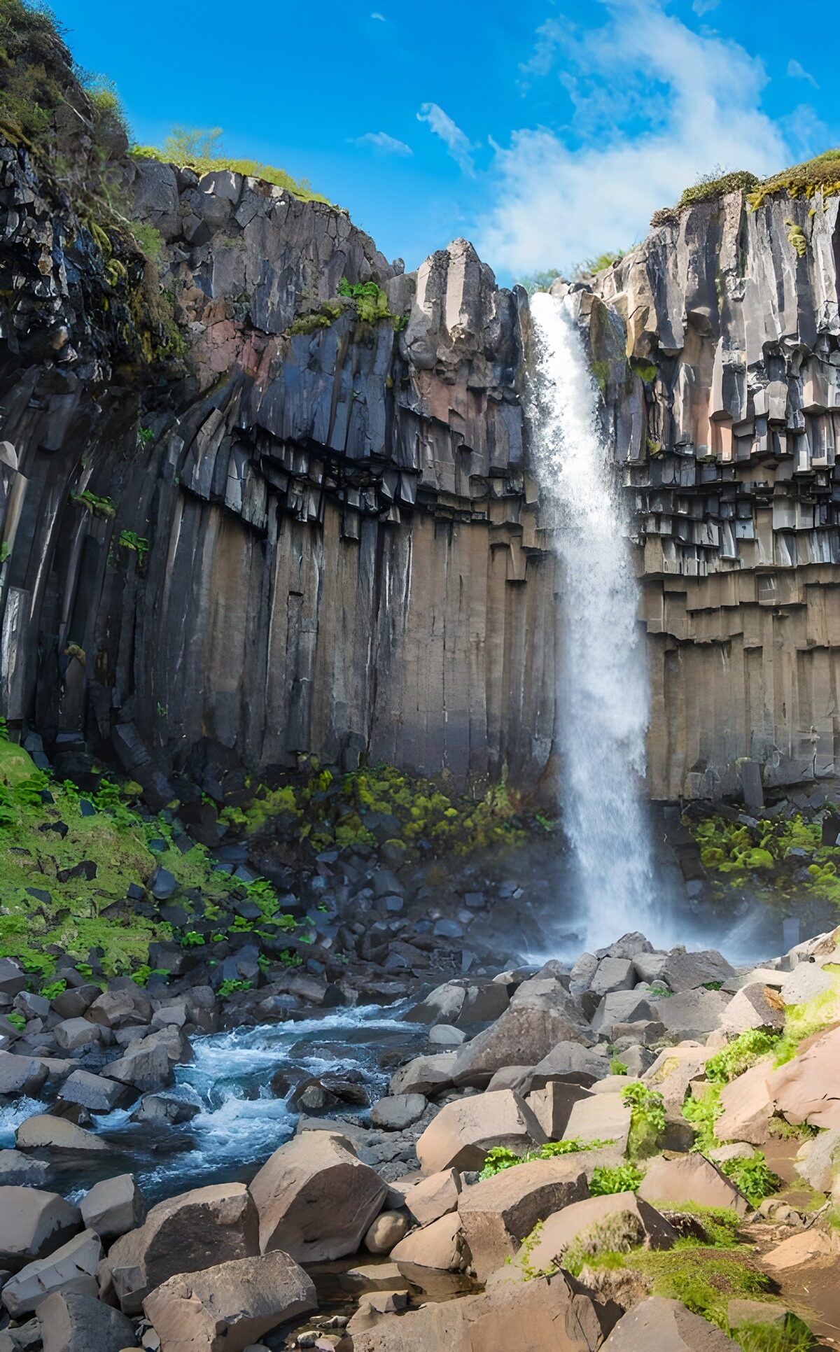 Wasserfall an moosbewachsener Felswand