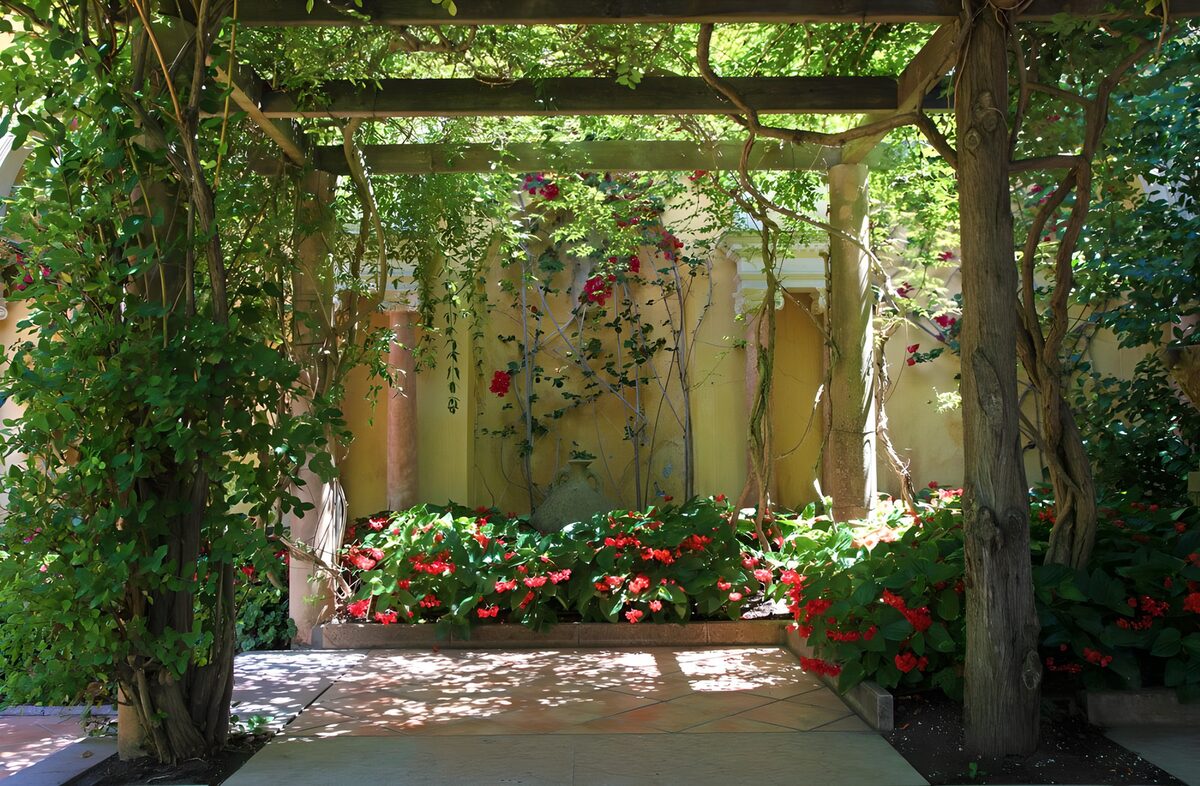 Blühender Innenhof unter der Pergola