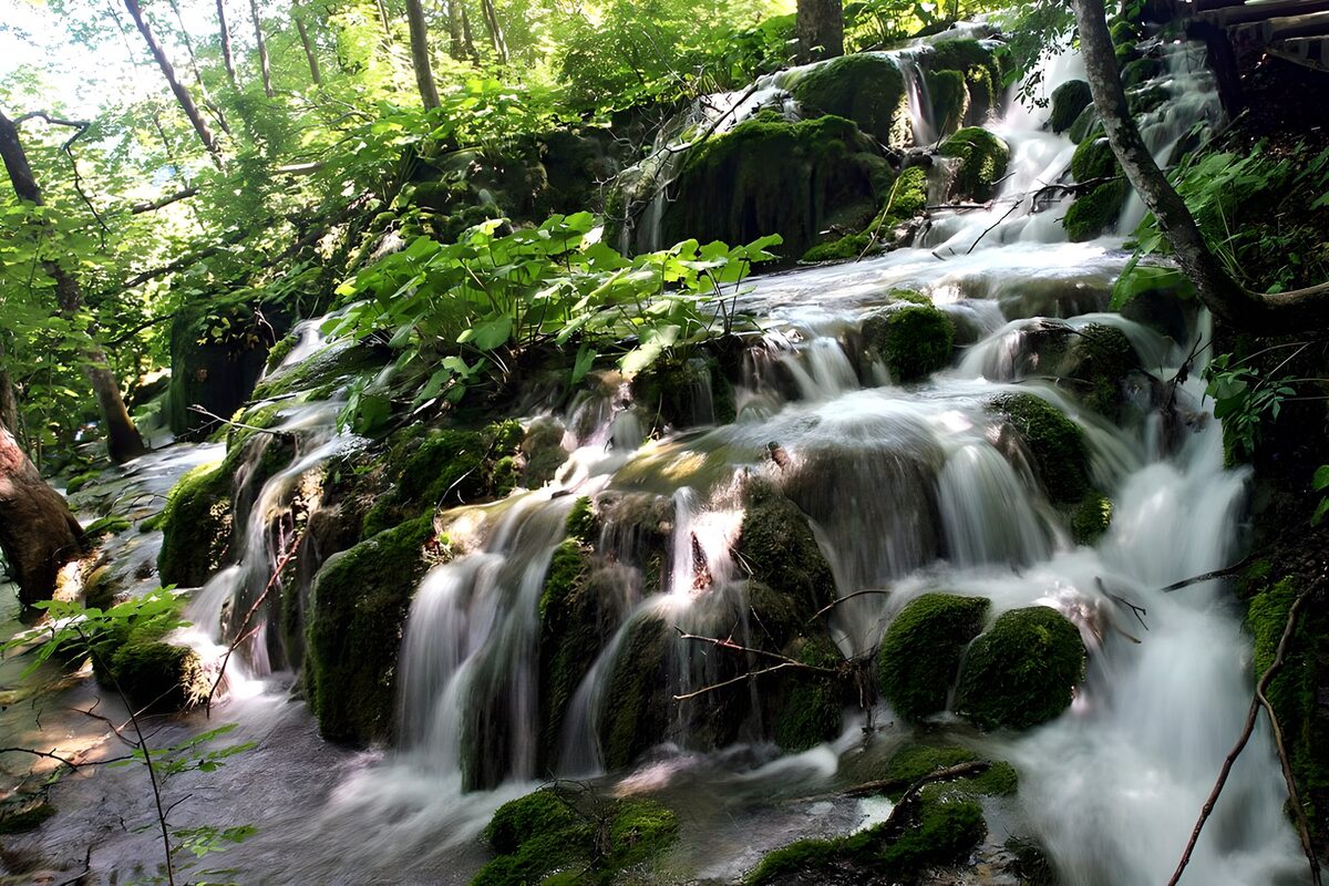 Wasserfall über moosgrüne Felsstufen