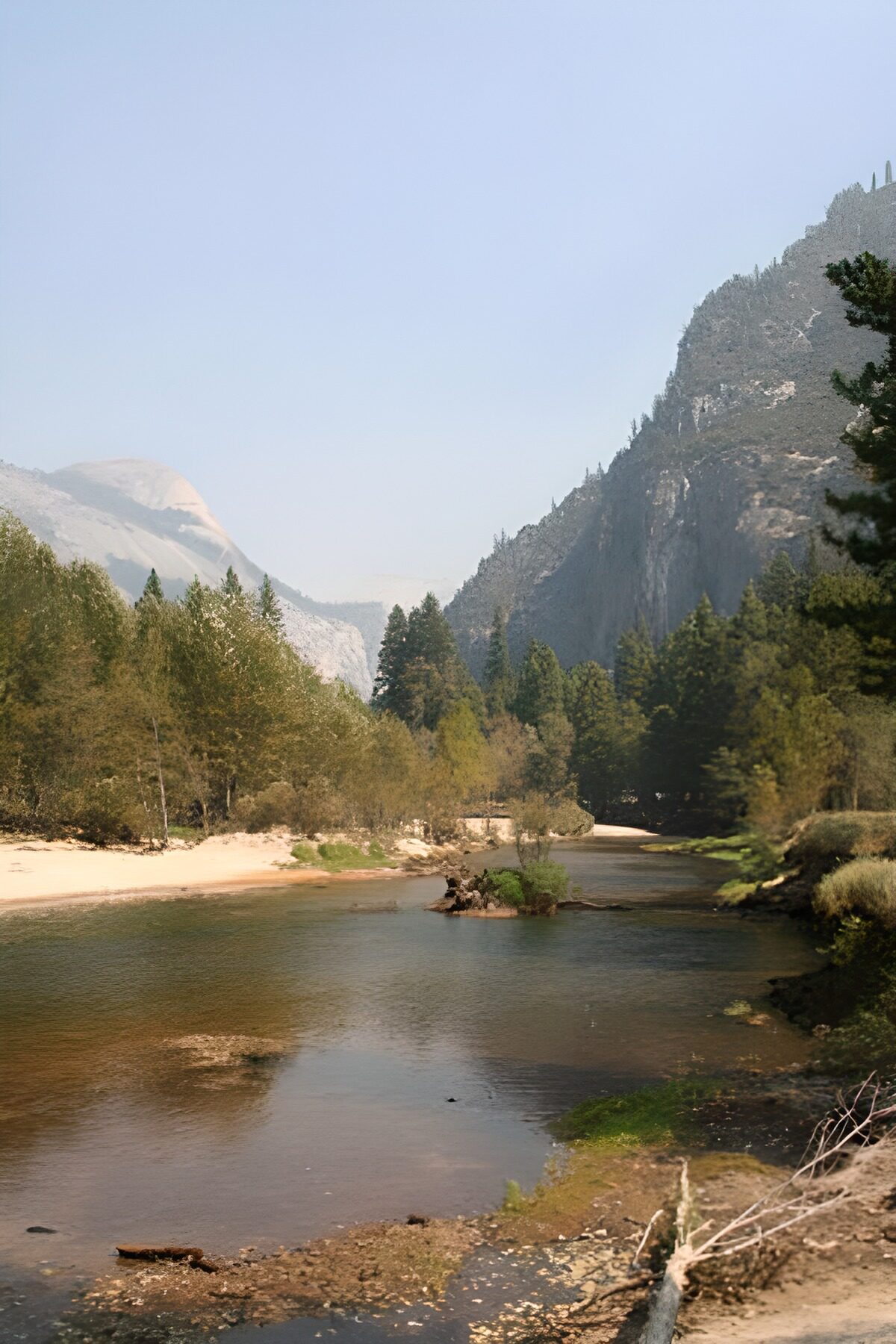 Flussbogen im stillen Bergtal