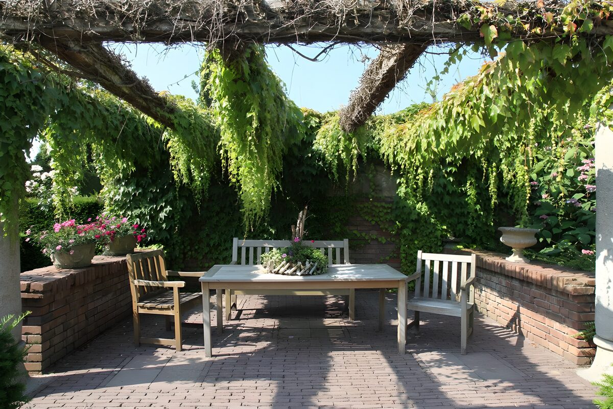 Gartentisch im Schatten der Pergola