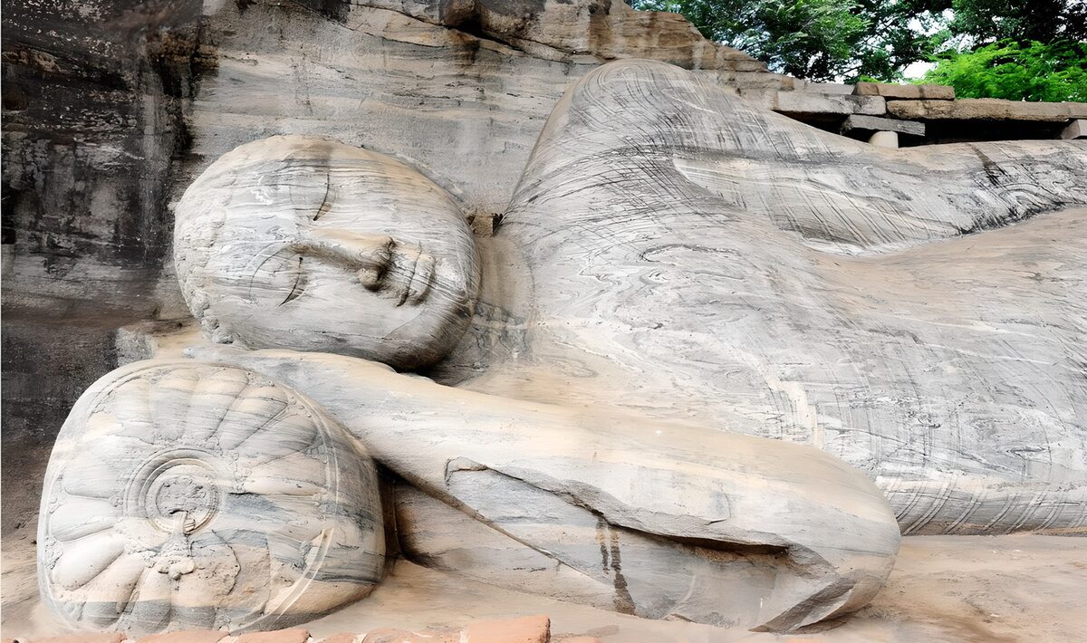 Liegender Buddha aus hellem Stein