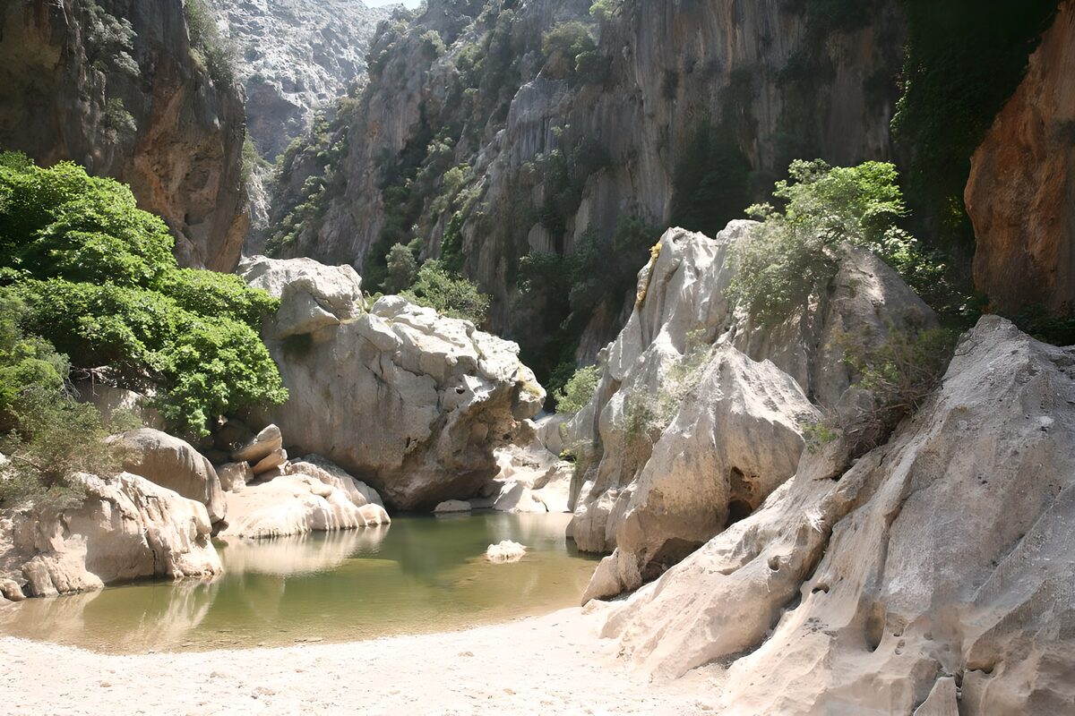 Felsenschlucht mit stillem Wasserbecken